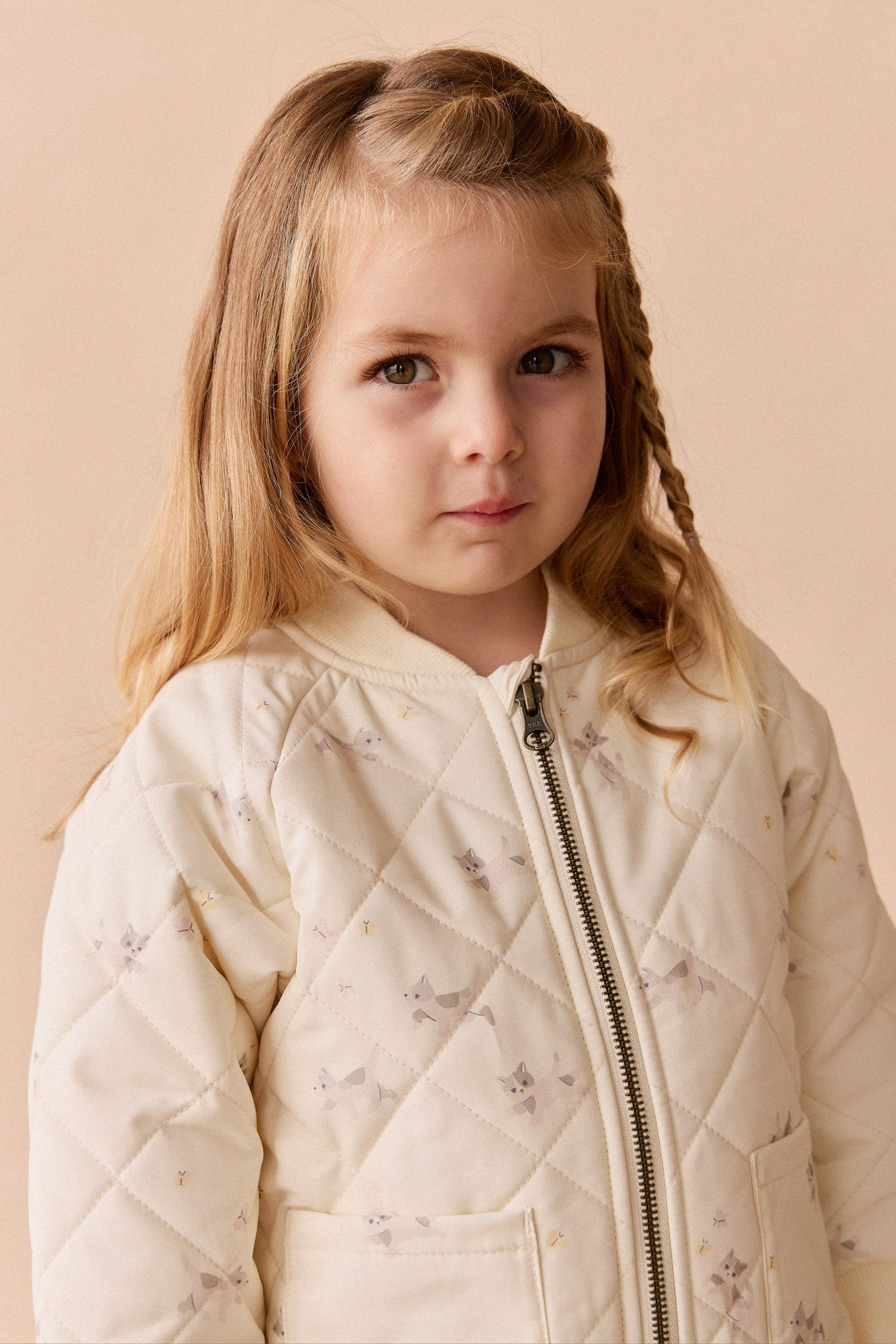 Blouson en nylon-coton recyclé imprimé chaton « Murmure ludique » avec doublure en polyester recyclé pour enfants (6M-10A) – Vêtement d’extérieur du quotidien