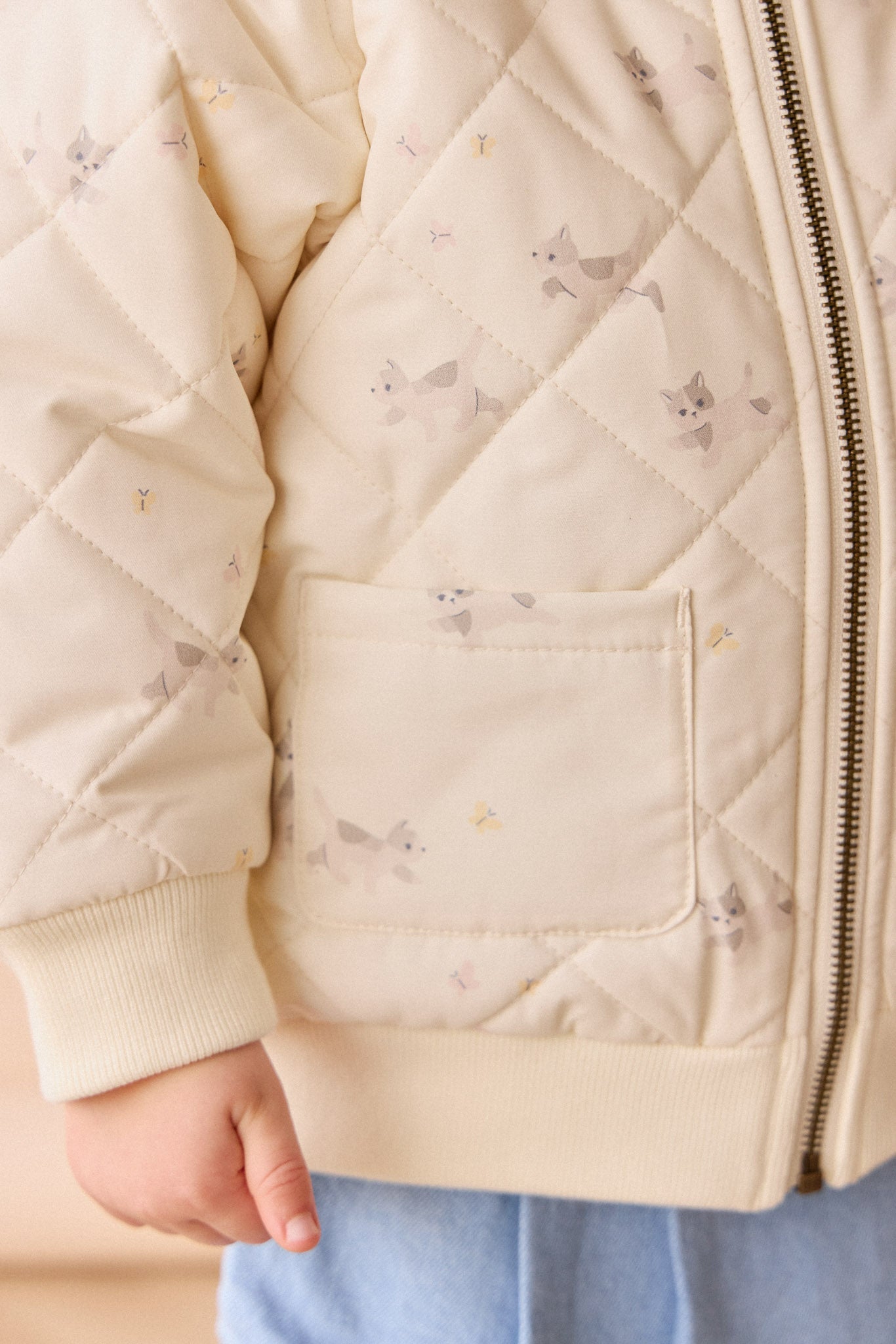 Blouson en nylon-coton recyclé imprimé chaton « Murmure ludique » avec doublure en polyester recyclé pour enfants (6M-10A) – Vêtement d’extérieur du quotidien