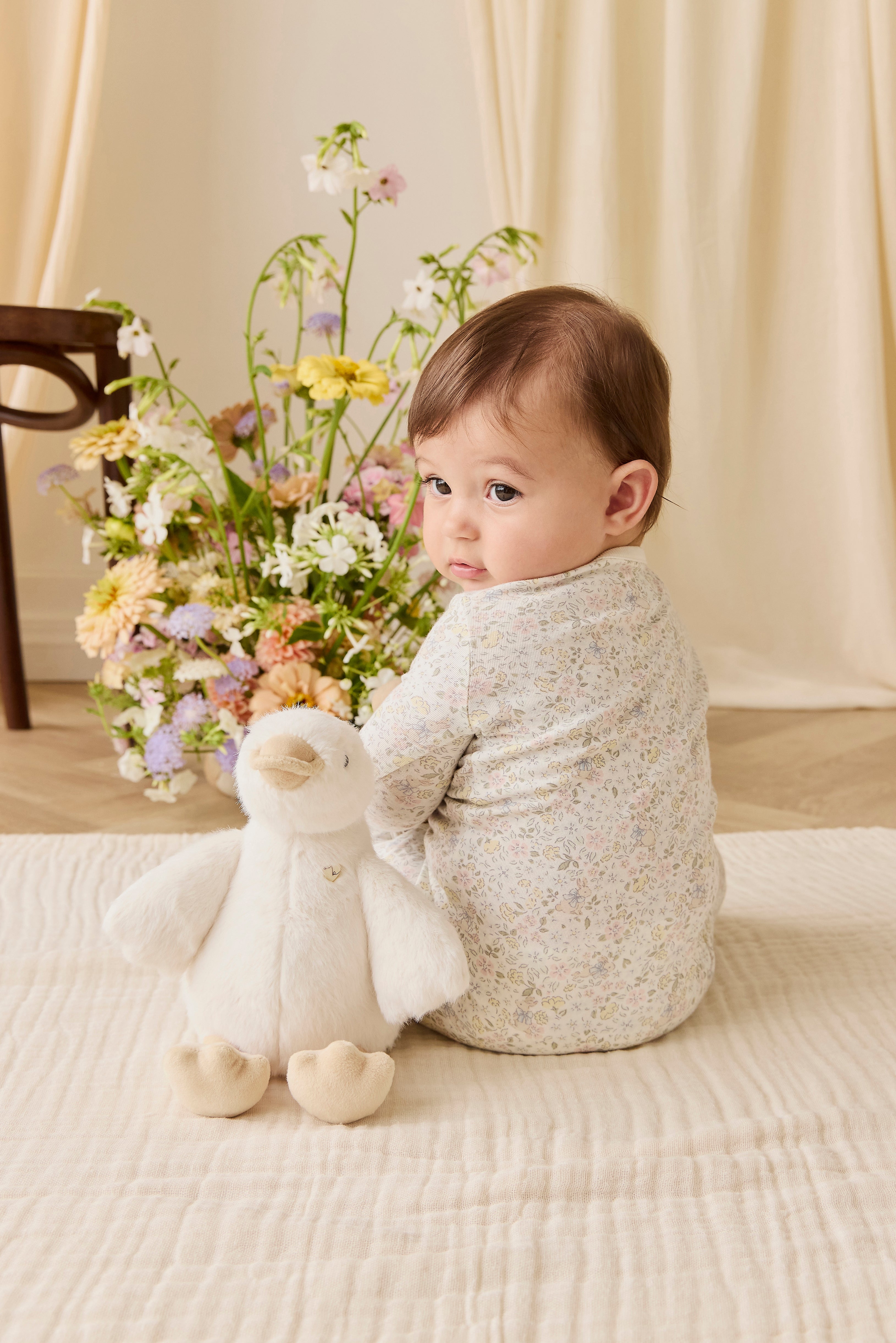 Barboteuse en coton biologique et élasthanne à motif floral délicat et neutre, avec fermeture éclair avant sur toute la longueur, pour le quotidien de bébé (0-3 ans)