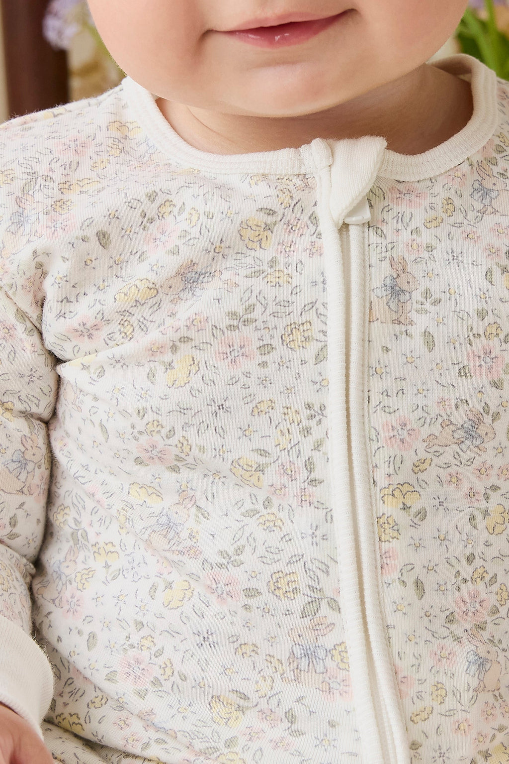 Barboteuse en coton biologique et élasthanne à motif floral délicat et neutre, avec fermeture éclair avant sur toute la longueur, pour le quotidien de bébé (0-3 ans)
