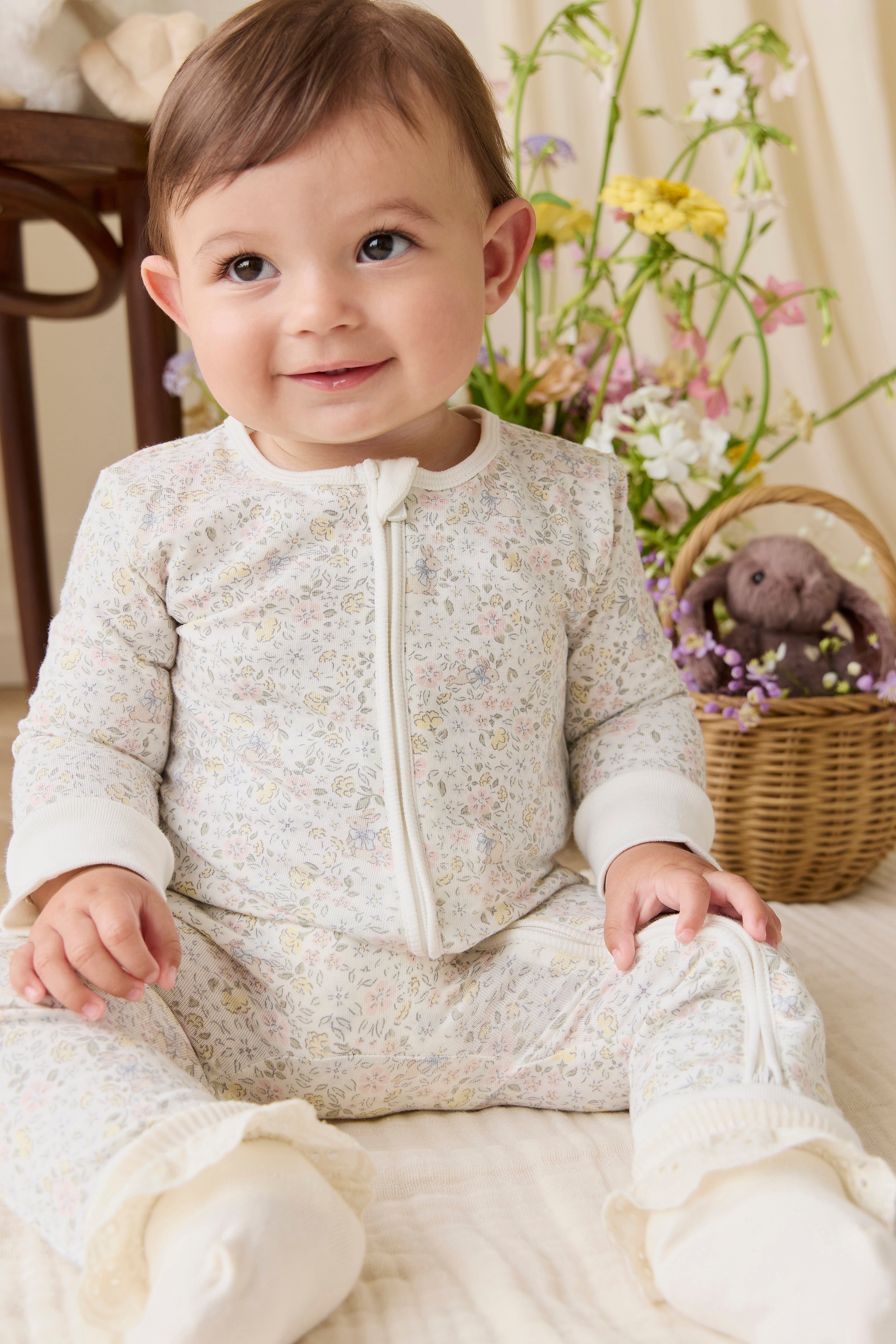 Barboteuse en coton biologique et élasthanne à motif floral délicat et neutre, avec fermeture éclair avant sur toute la longueur, pour le quotidien de bébé (0-3 ans)