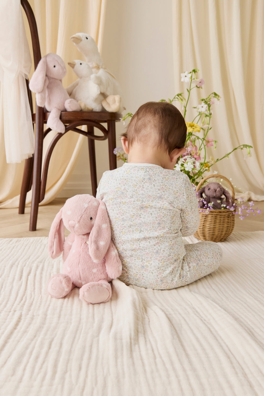 Barboteuse en coton biologique et élasthanne à motif floral délicat et neutre, avec fermeture éclair avant sur toute la longueur, pour le quotidien de bébé (0-3 ans)