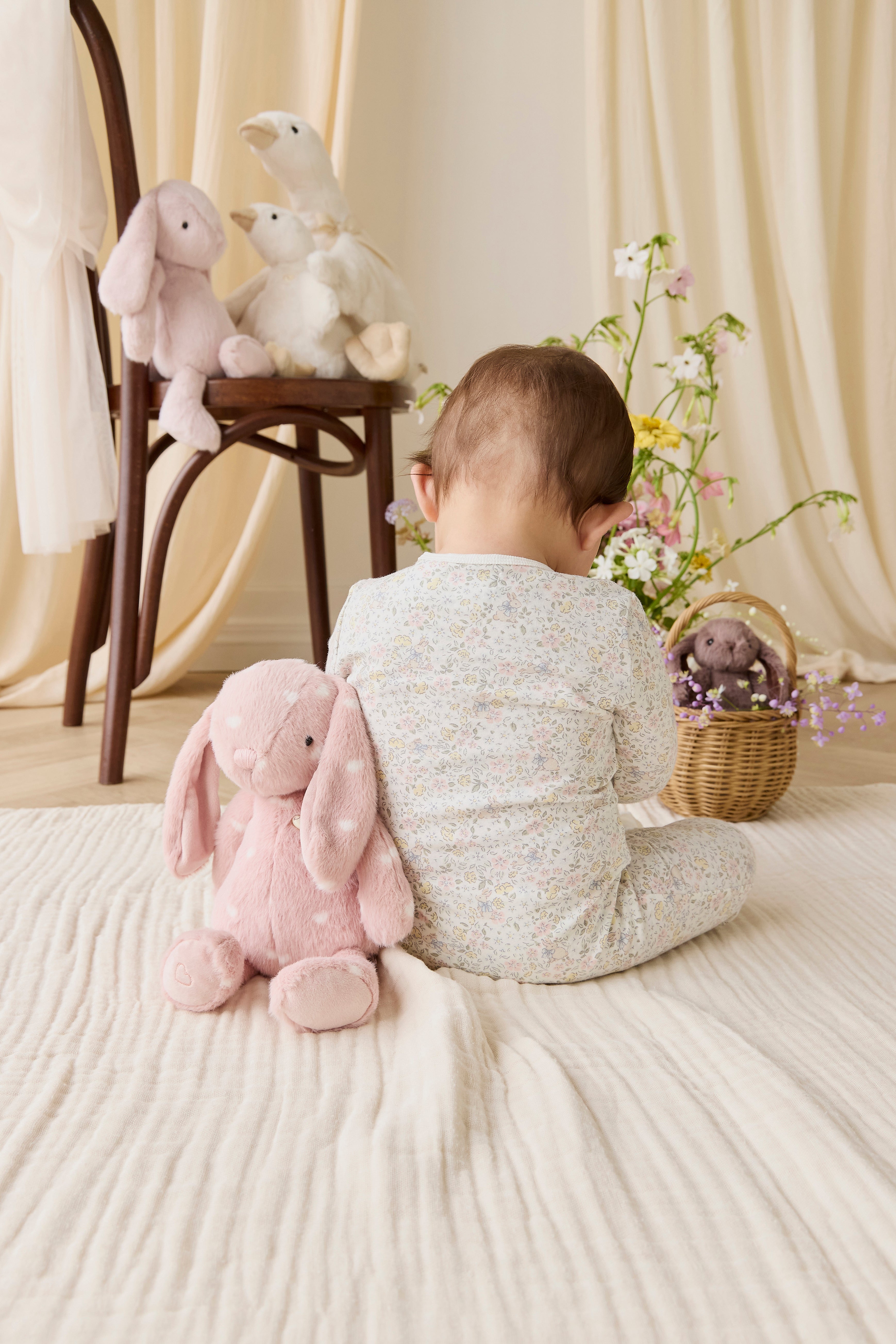 Barboteuse en coton biologique et élasthanne à motif floral délicat et neutre, avec fermeture éclair avant sur toute la longueur, pour le quotidien de bébé (0-3 ans)