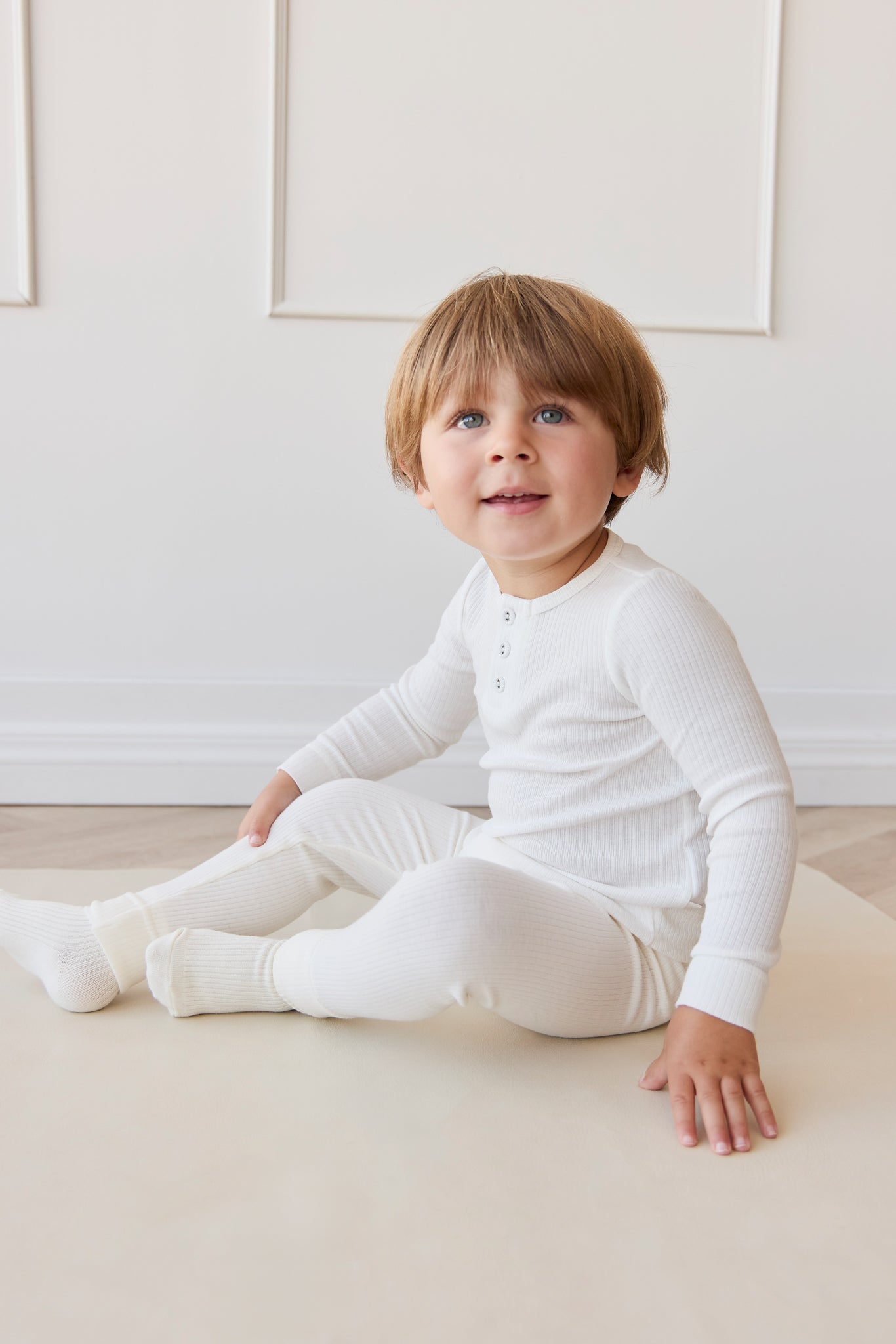 Haut Henley à manches longues en coton modal biologique pour bébé et fille, coloris Milk Solid, avec patte de boutonnage et toucher doux et soyeux, idéal pour superposer (6M–10A)