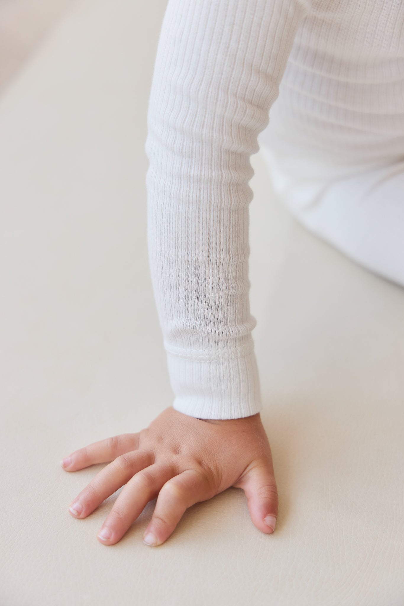 Haut Henley à manches longues en coton modal biologique pour bébé et fille, coloris Milk Solid, avec patte de boutonnage et toucher doux et soyeux, idéal pour superposer (6M–10A)