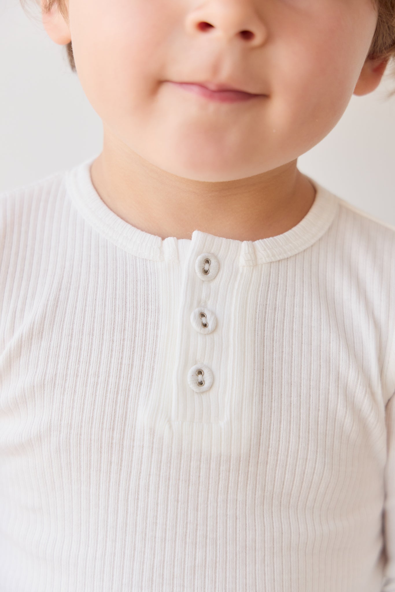 Haut Henley à manches longues en coton modal biologique pour bébé et fille, coloris Milk Solid, avec patte de boutonnage et toucher doux et soyeux, idéal pour superposer (6M–10A)