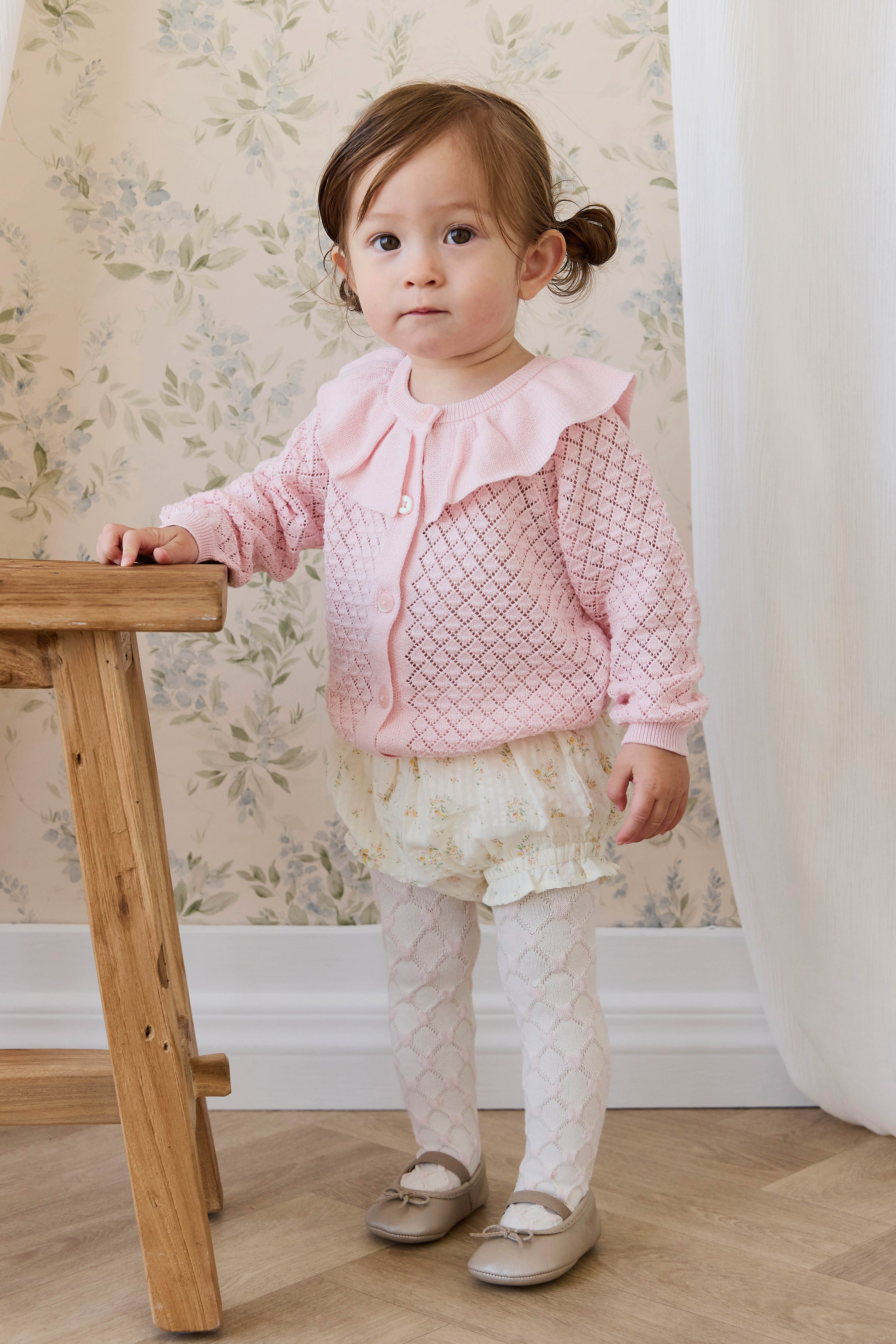 Culotte en coton biologique avec détails à volants et taille élastique motif parchemin botanique pour le quotidien de bébé (0-3 ans)