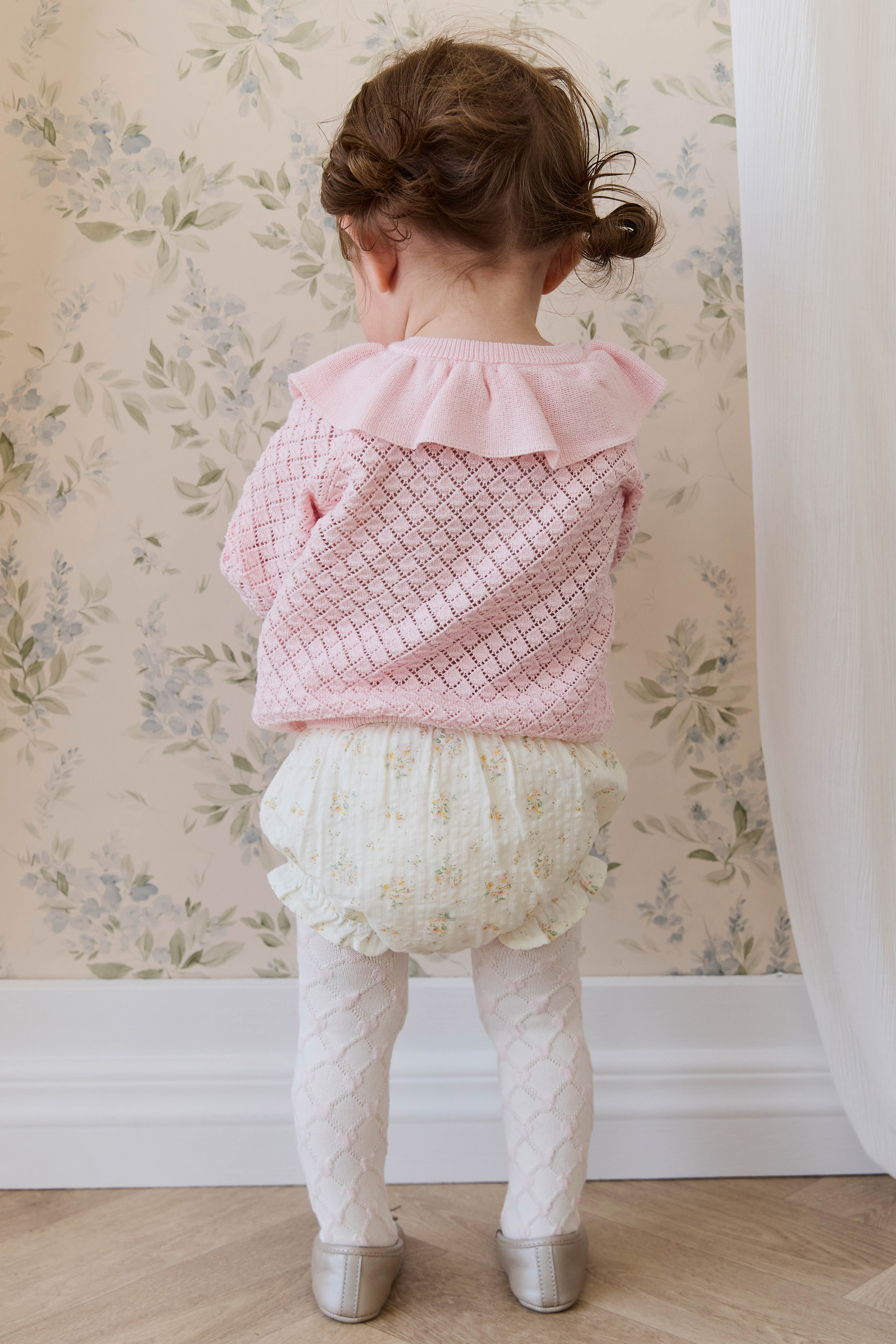 Culotte en coton biologique avec détails à volants et taille élastique motif parchemin botanique pour le quotidien de bébé (0-3 ans)