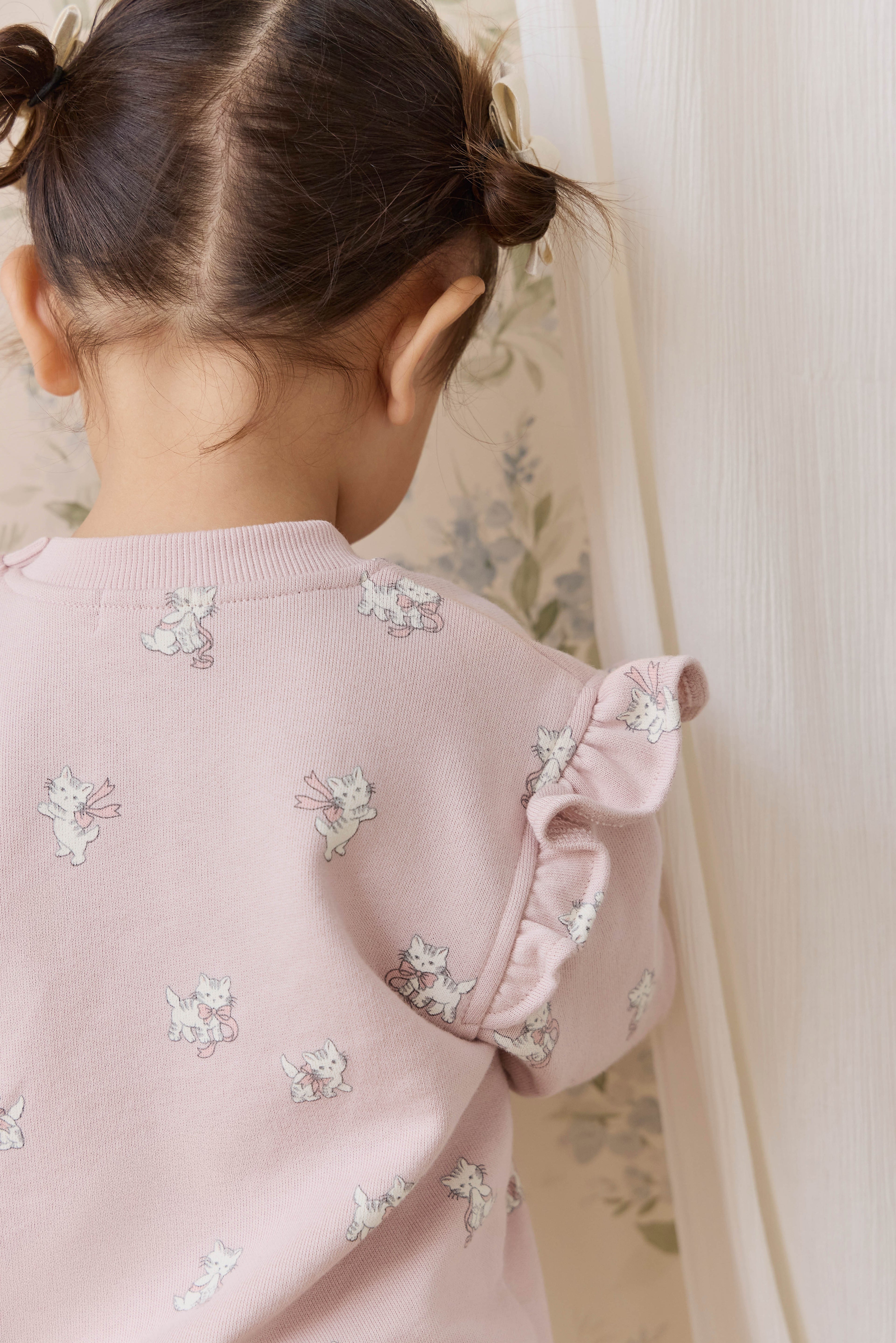 Sweat-shirt en coton biologique rose mauve avec imprimé chat nœud et détail volanté aux épaules pour filles, idéal au quotidien automne-hiver (6 mois – 10 ans)