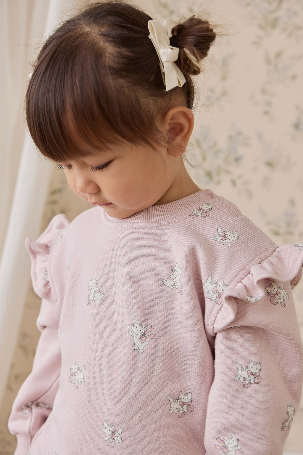 Sweat-shirt en coton biologique rose mauve avec imprimé chat nœud et détail volanté aux épaules pour filles, idéal au quotidien automne-hiver (6 mois – 10 ans)