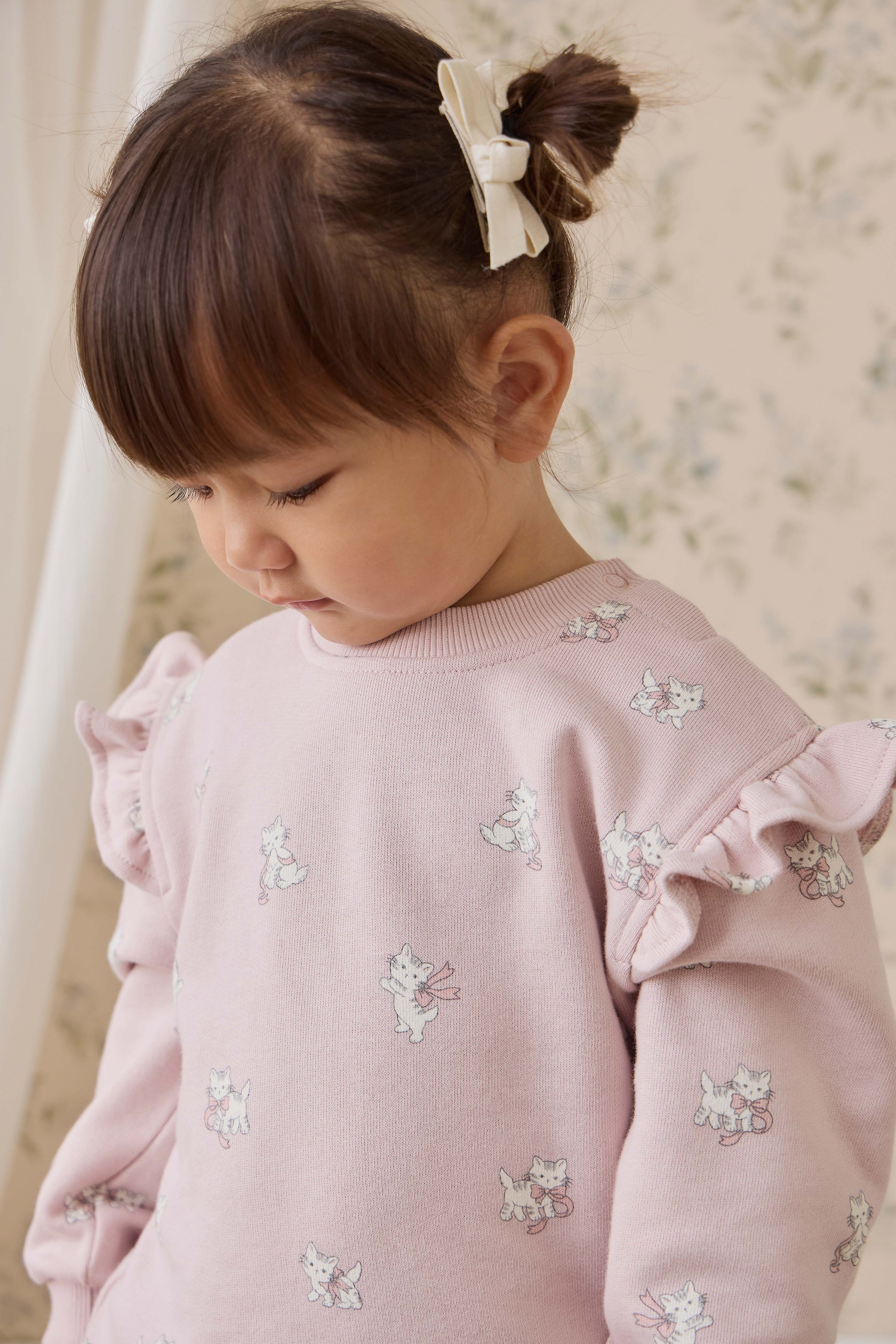 Sweat-shirt en coton biologique rose mauve avec imprimé chat nœud et détail volanté aux épaules pour filles, idéal au quotidien automne-hiver (6 mois – 10 ans)