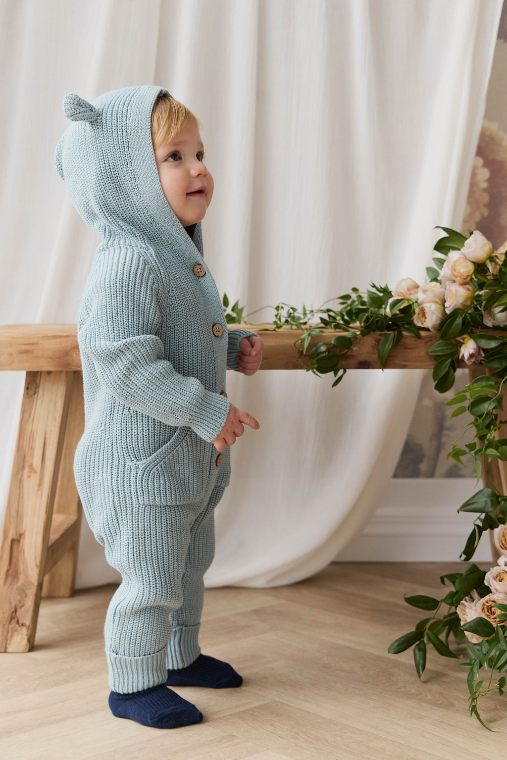 Grenouillère en tricot de coton bleu clair ludique avec capuche oreilles d'ours, boutons sur le devant et poches avant pour bébé automne-hiver (0-3 ans)