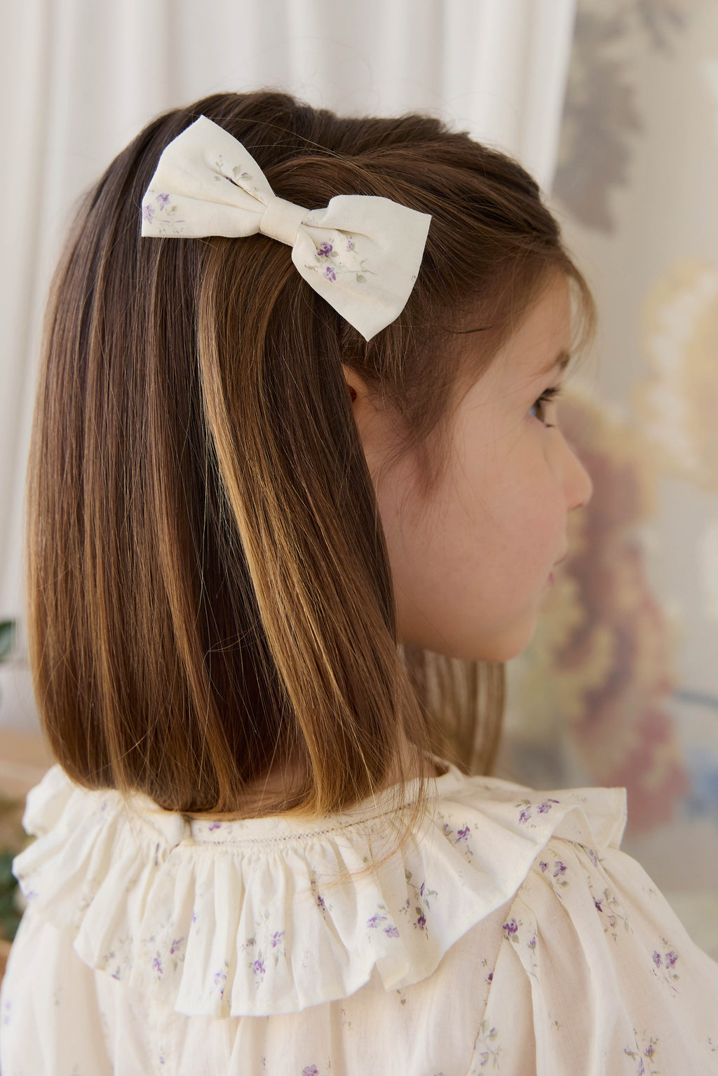 Nœud papillon en coton biologique crème, jade et lavande à imprimé floral, avec coupe raffinée d'environ 8 cm de large pour les coiffures quotidiennes des filles