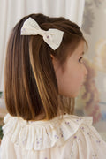 Nœud papillon en coton biologique crème, jade et lavande à imprimé floral, avec coupe raffinée d'environ 8 cm de large pour les coiffures quotidiennes des filles