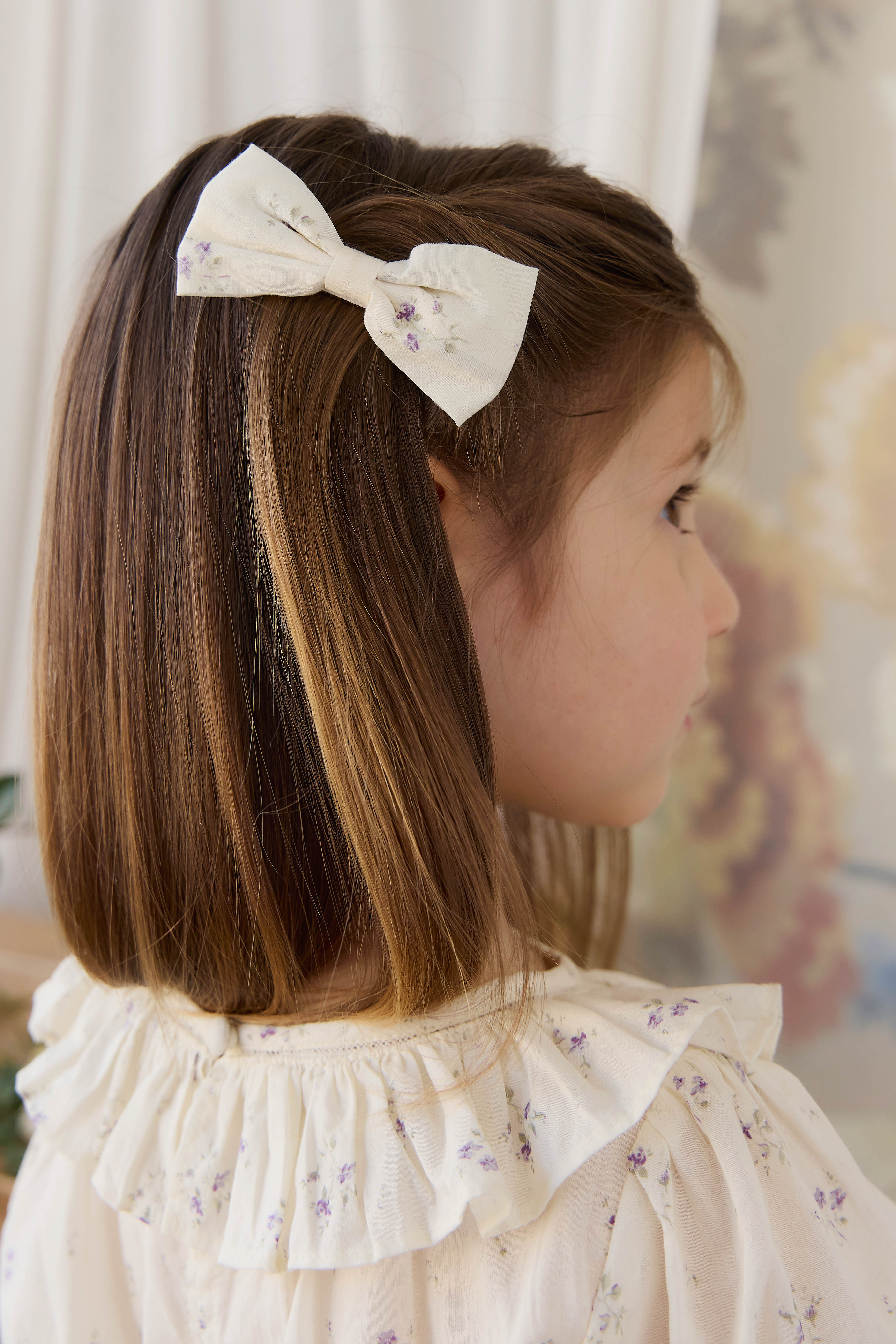 Nœud papillon en coton biologique crème, jade et lavande à imprimé floral, avec coupe raffinée d'environ 8 cm de large pour les coiffures quotidiennes des filles