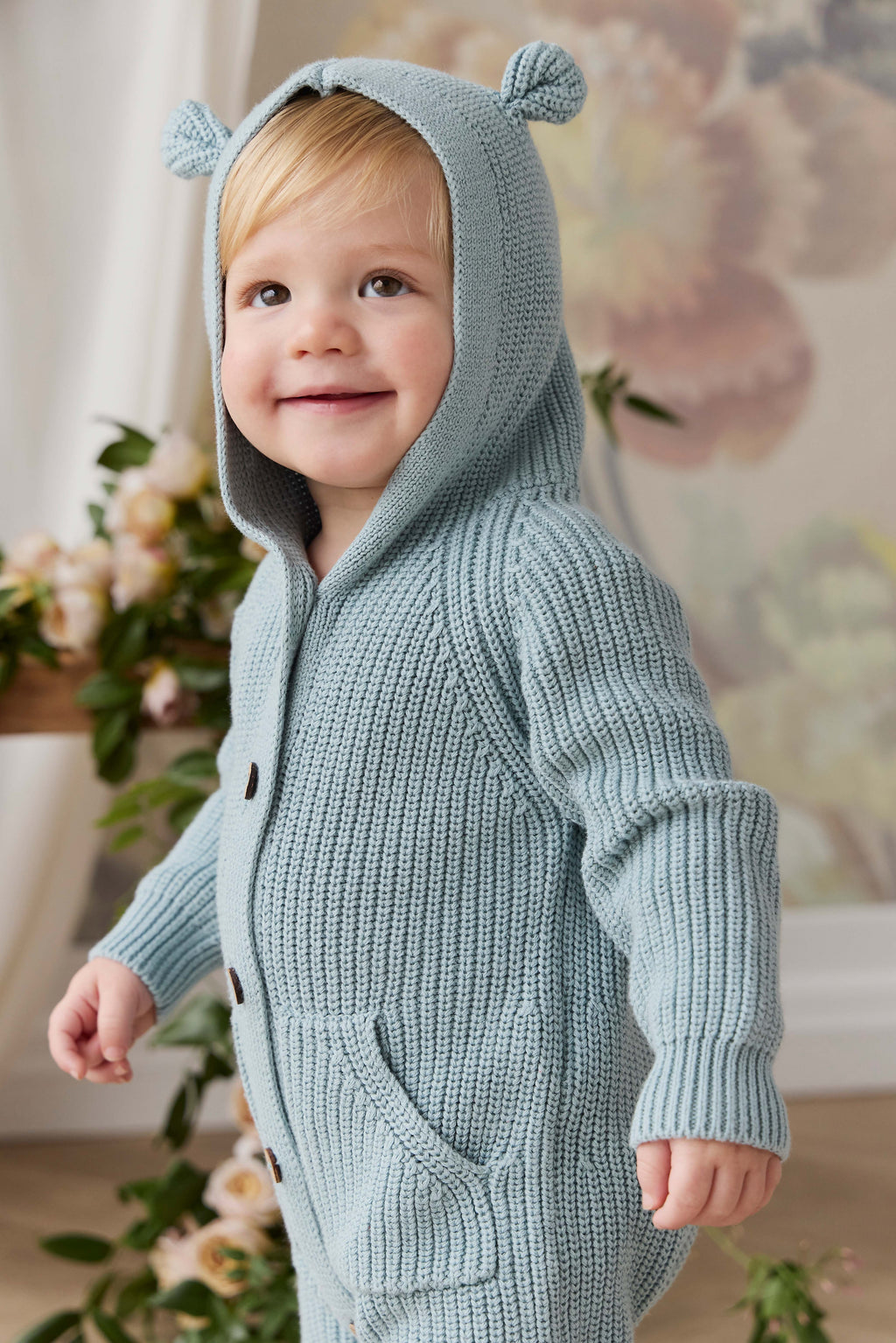 Grenouillère en tricot de coton bleu clair ludique avec capuche oreilles d'ours, boutons sur le devant et poches avant pour bébé automne-hiver (0-3 ans)
