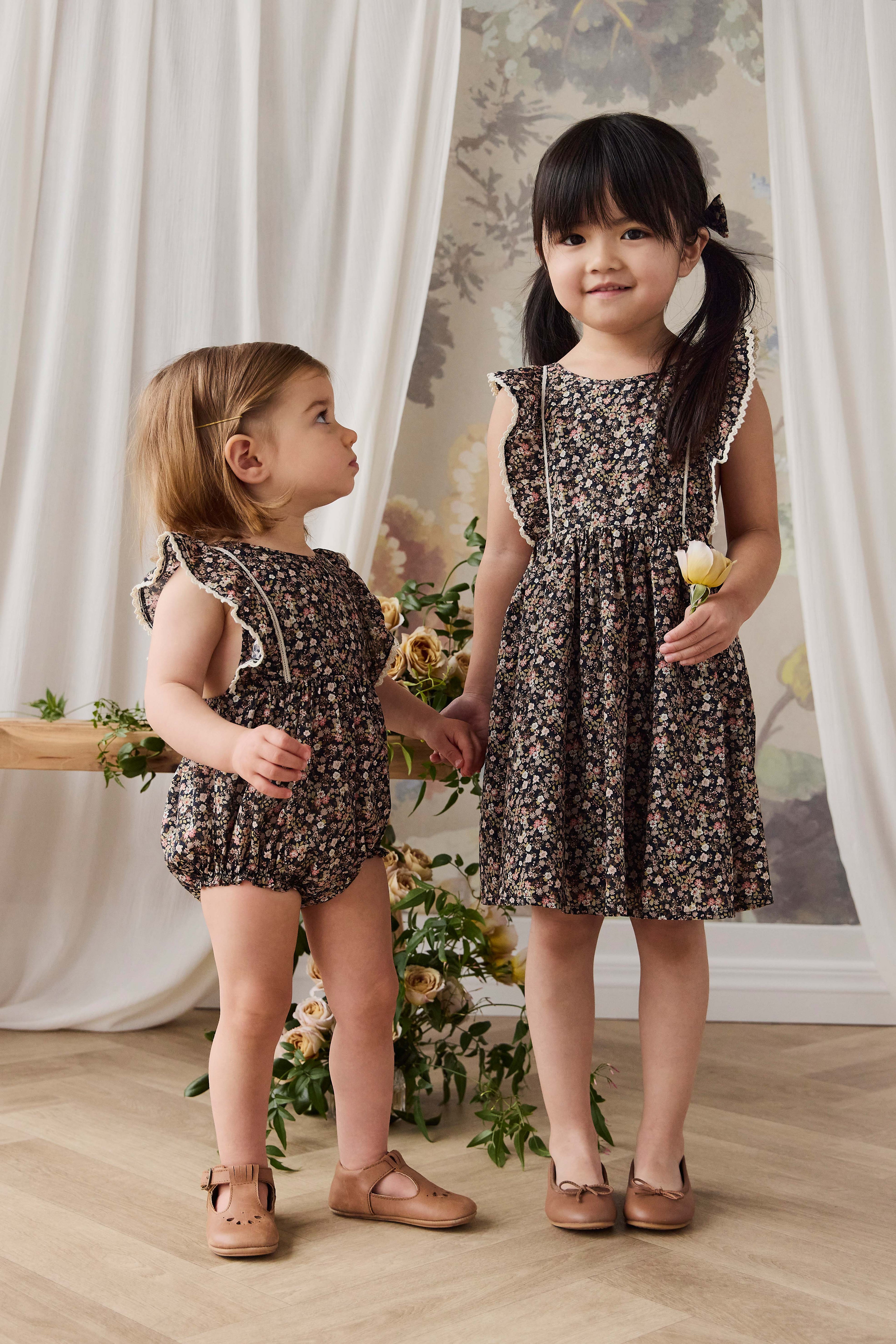 Robe en coton biologique avec motifs floraux d'inspiration rétro, à manches volantées et finitions délicates, pour filles (6 mois-10 ans), idéale pour le quotidien et les sorties.