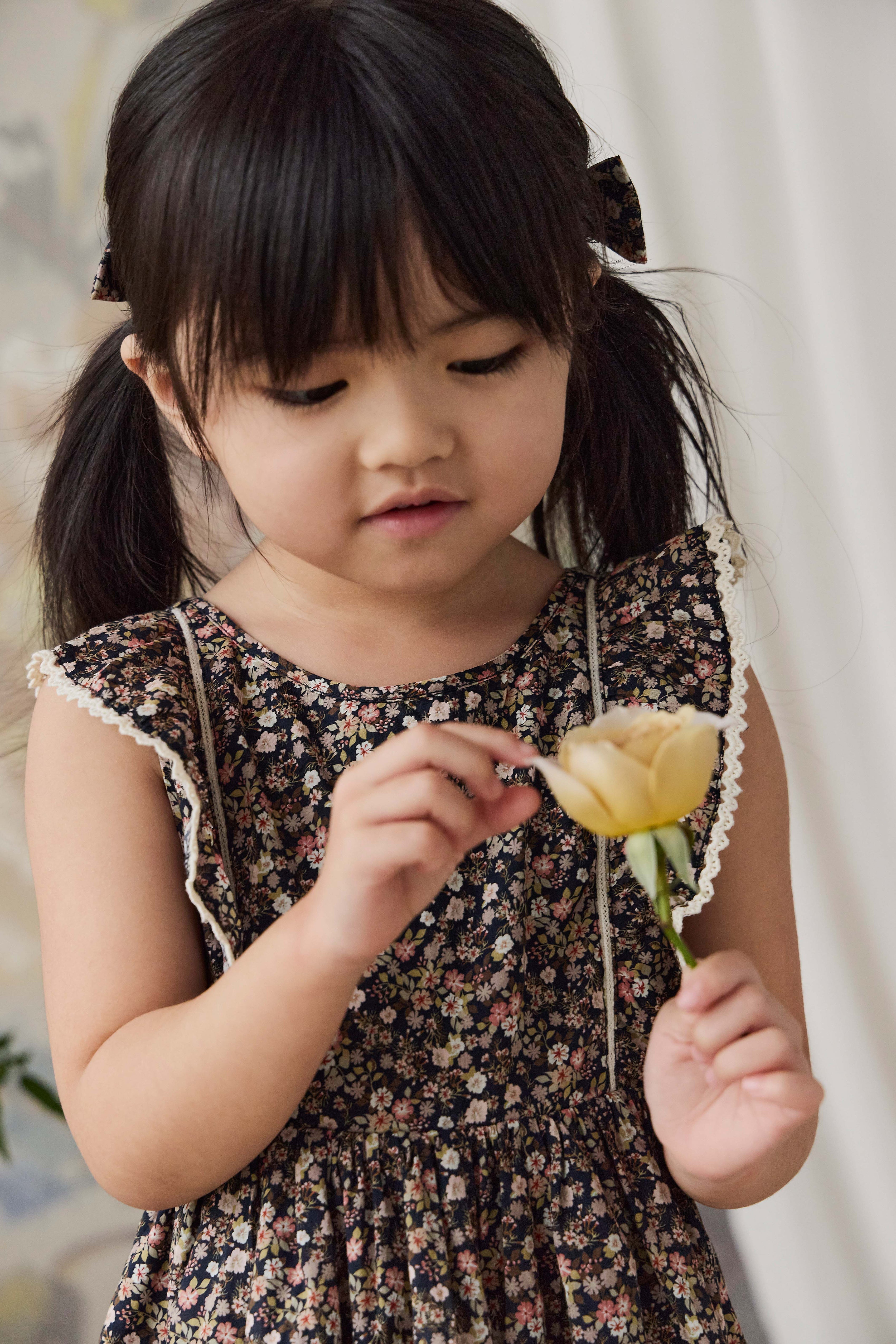 Robe en coton biologique avec motifs floraux d'inspiration rétro, à manches volantées et finitions délicates, pour filles (6 mois-10 ans), idéale pour le quotidien et les sorties.