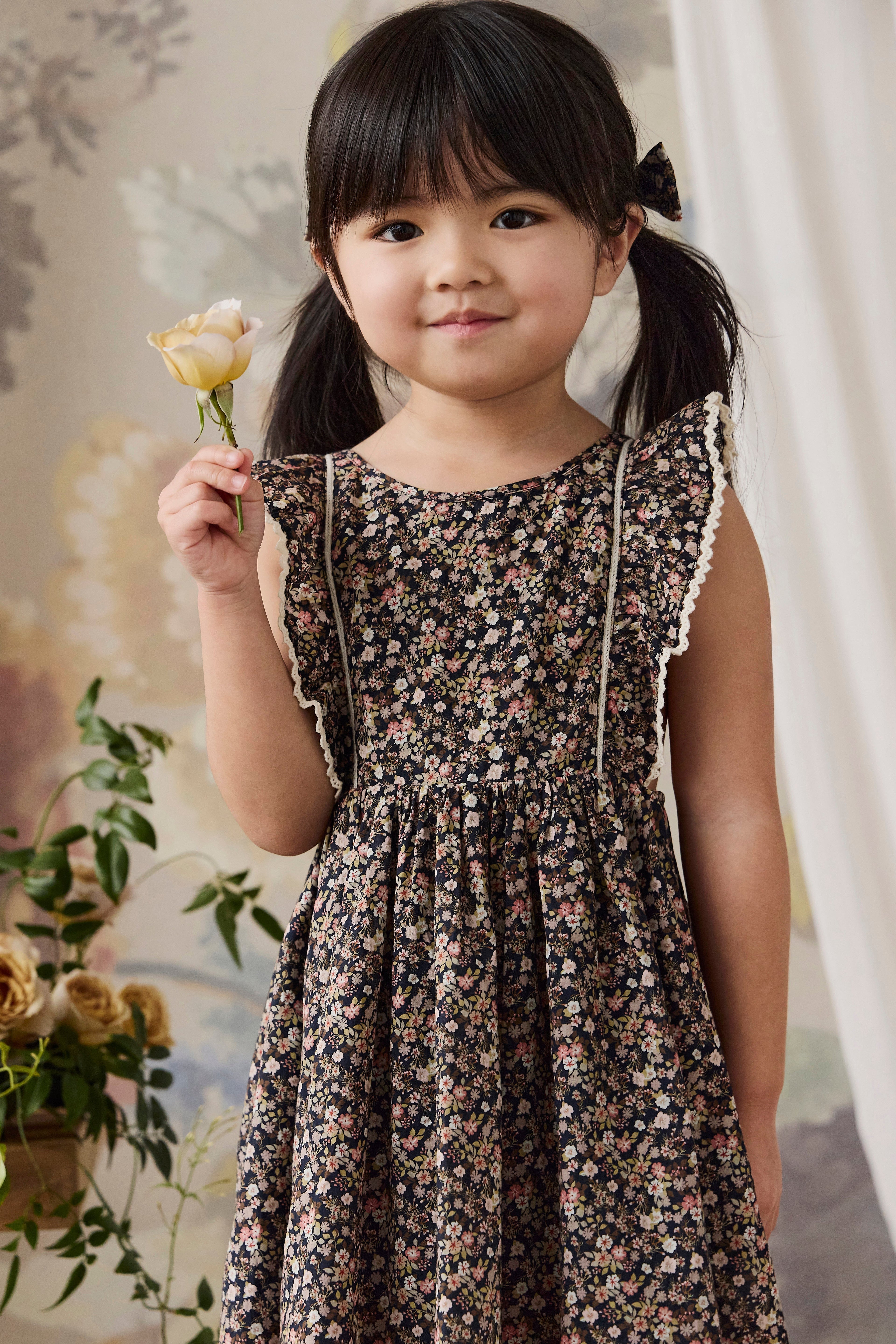 Robe en coton biologique avec motifs floraux d'inspiration rétro, à manches volantées et finitions délicates, pour filles (6 mois-10 ans), idéale pour le quotidien et les sorties.