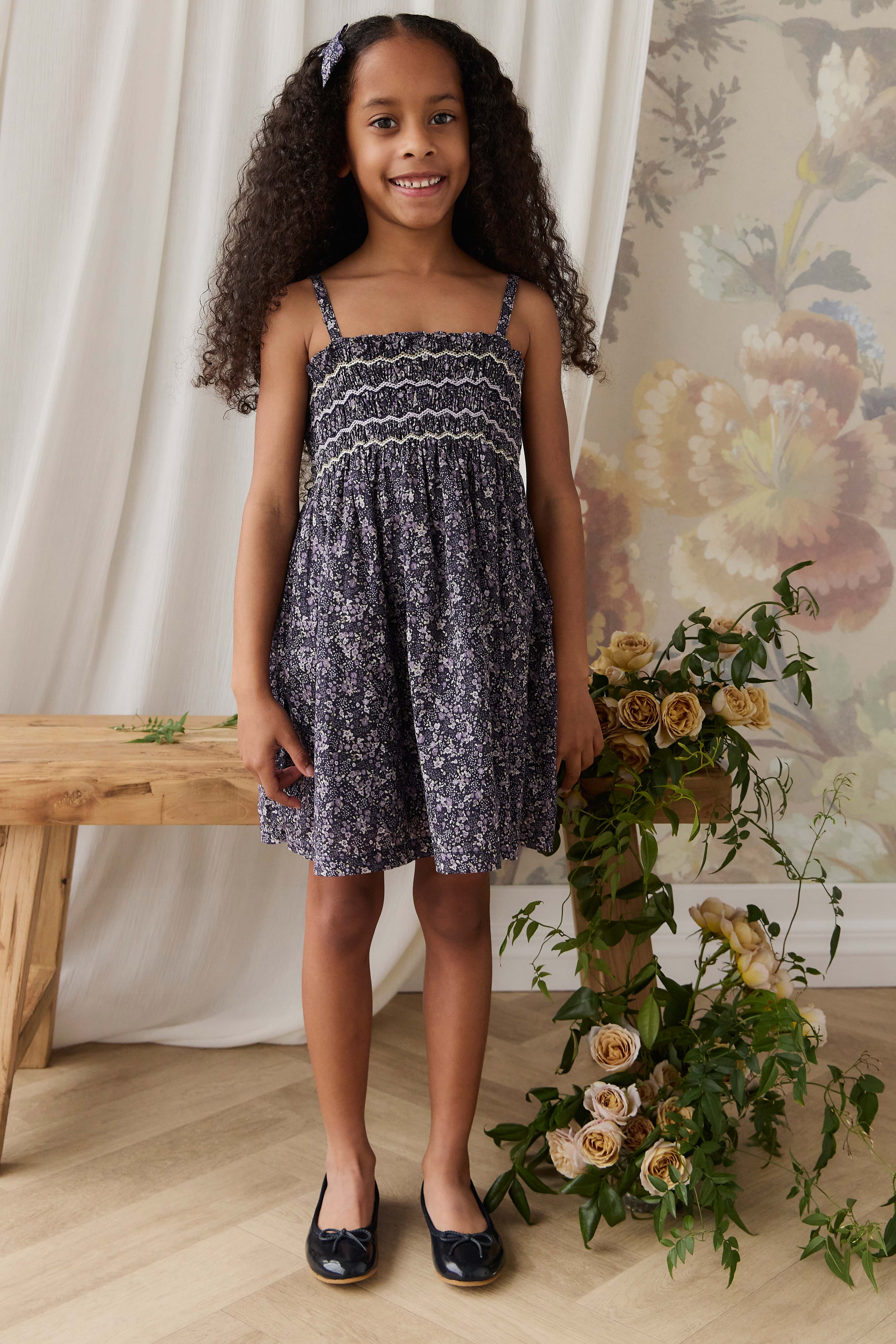 Robe Fille Bohème en Coton Bio Imprimé Floral Violet à Base Profonde, Corps Froncé et Bretelles Fines pour Sorties Estivales (6M–10Y)
