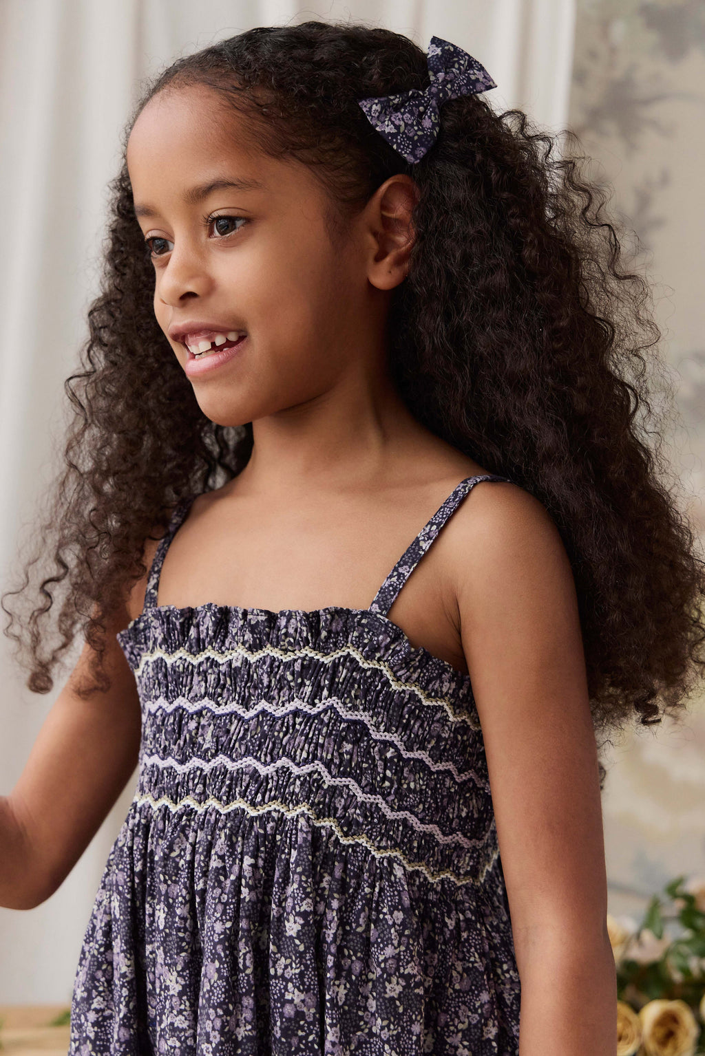 Robe Fille Bohème en Coton Bio Imprimé Floral Violet à Base Profonde, Corps Froncé et Bretelles Fines pour Sorties Estivales (6M–10Y)