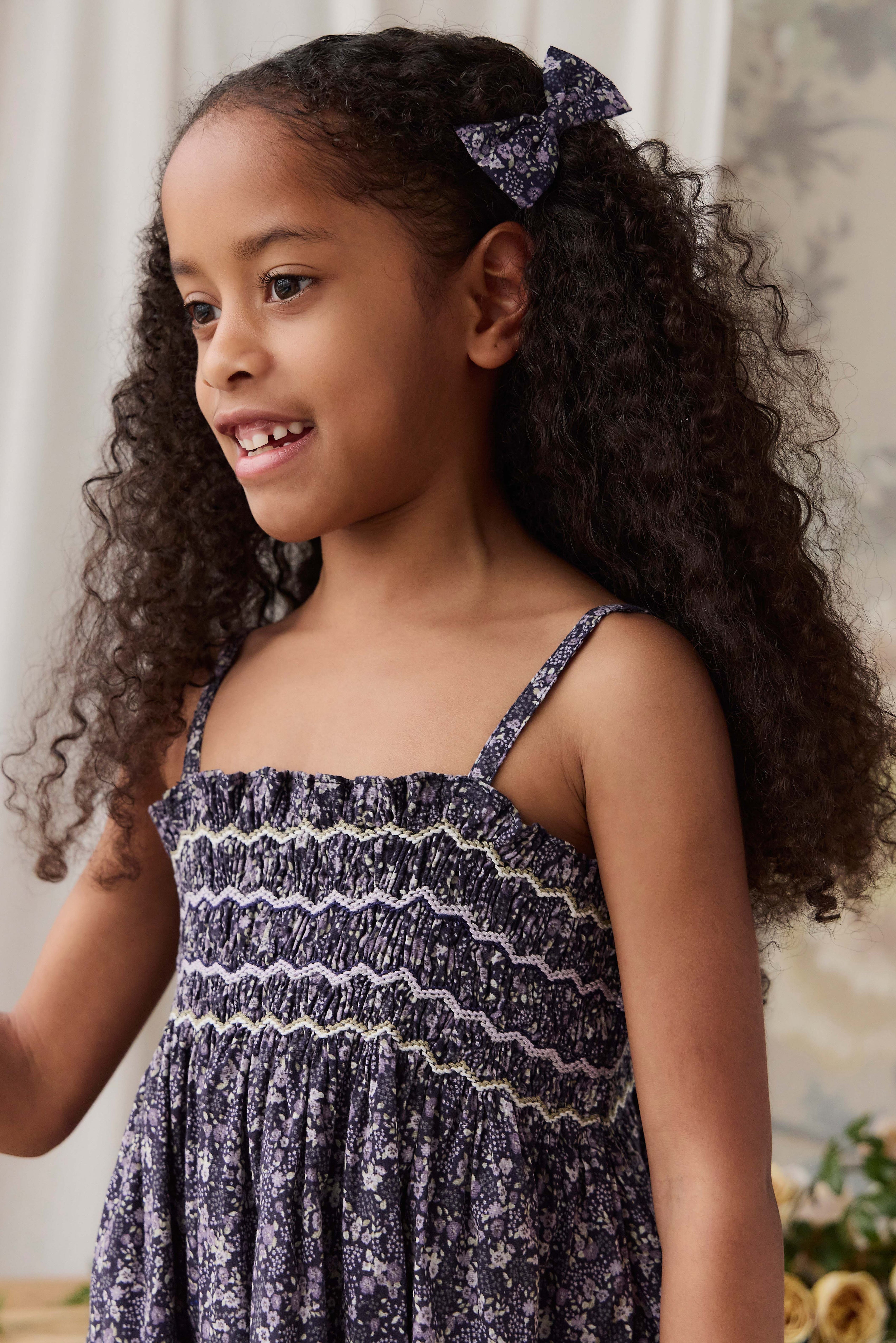 Robe Fille Bohème en Coton Bio Imprimé Floral Violet à Base Profonde, Corps Froncé et Bretelles Fines pour Sorties Estivales (6M–10Y)