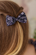 Chouchou en coton biologique à imprimé floral violet profond romantique, d'environ 8 cm de large, coupe raffinée pour le coiffage quotidien des filles