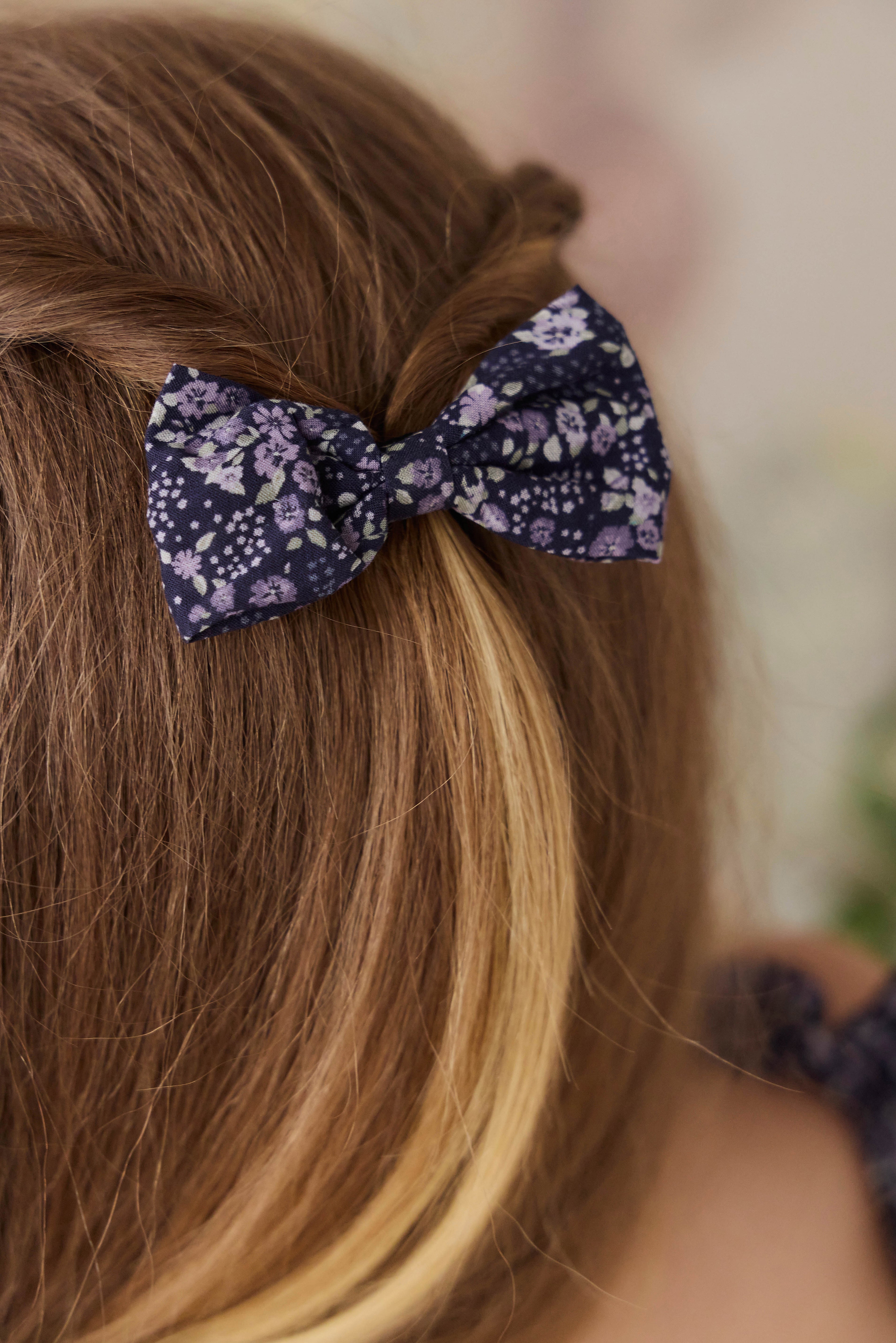 Chouchou en coton biologique à imprimé floral violet profond romantique, d'environ 8 cm de large, coupe raffinée pour le coiffage quotidien des filles