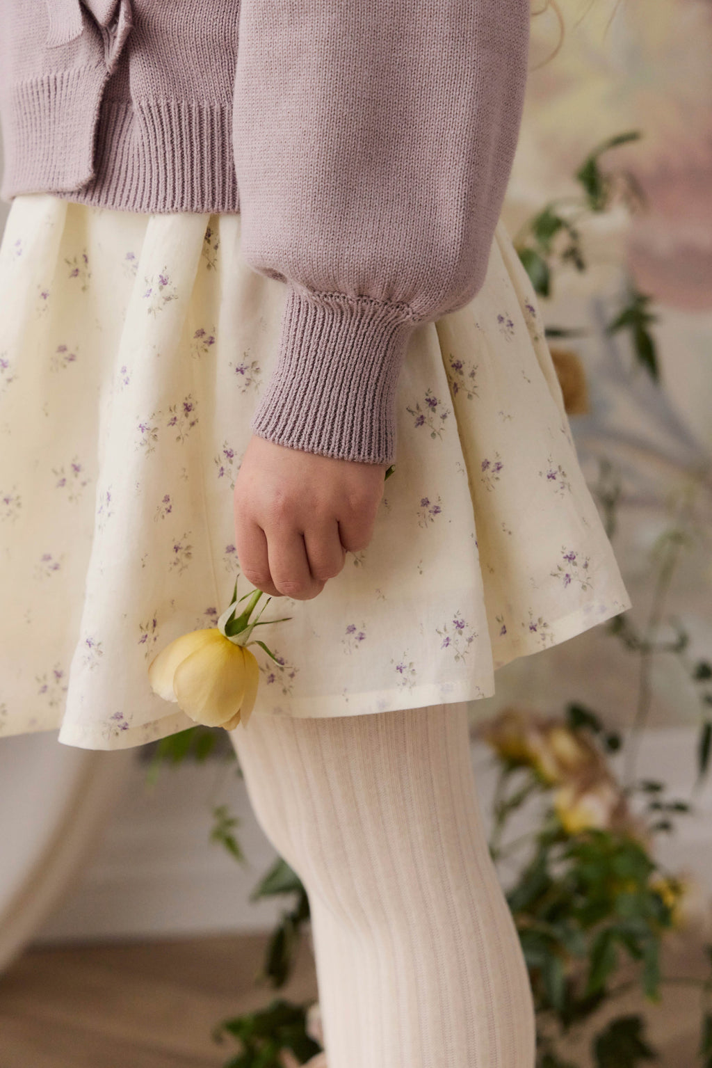 Robe à fines bretelles et jupe froncée en coton biologique imprimé floral « Crème de Jardin & Lavande » pour filles, idéale pour les sorties estivales (6M-10A)