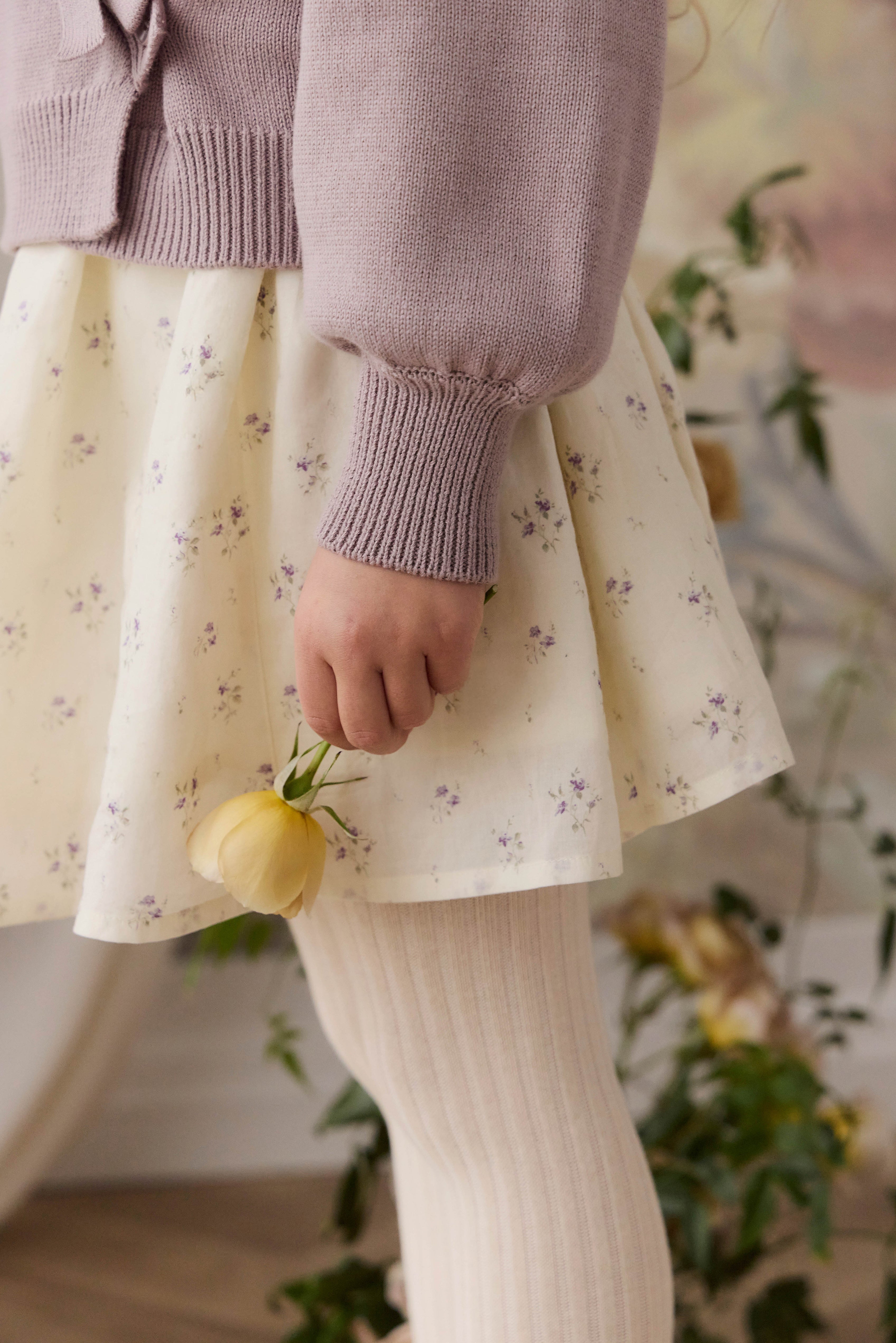 Robe à fines bretelles et jupe froncée en coton biologique imprimé floral « Crème de Jardin & Lavande » pour filles, idéale pour les sorties estivales (6M-10A)