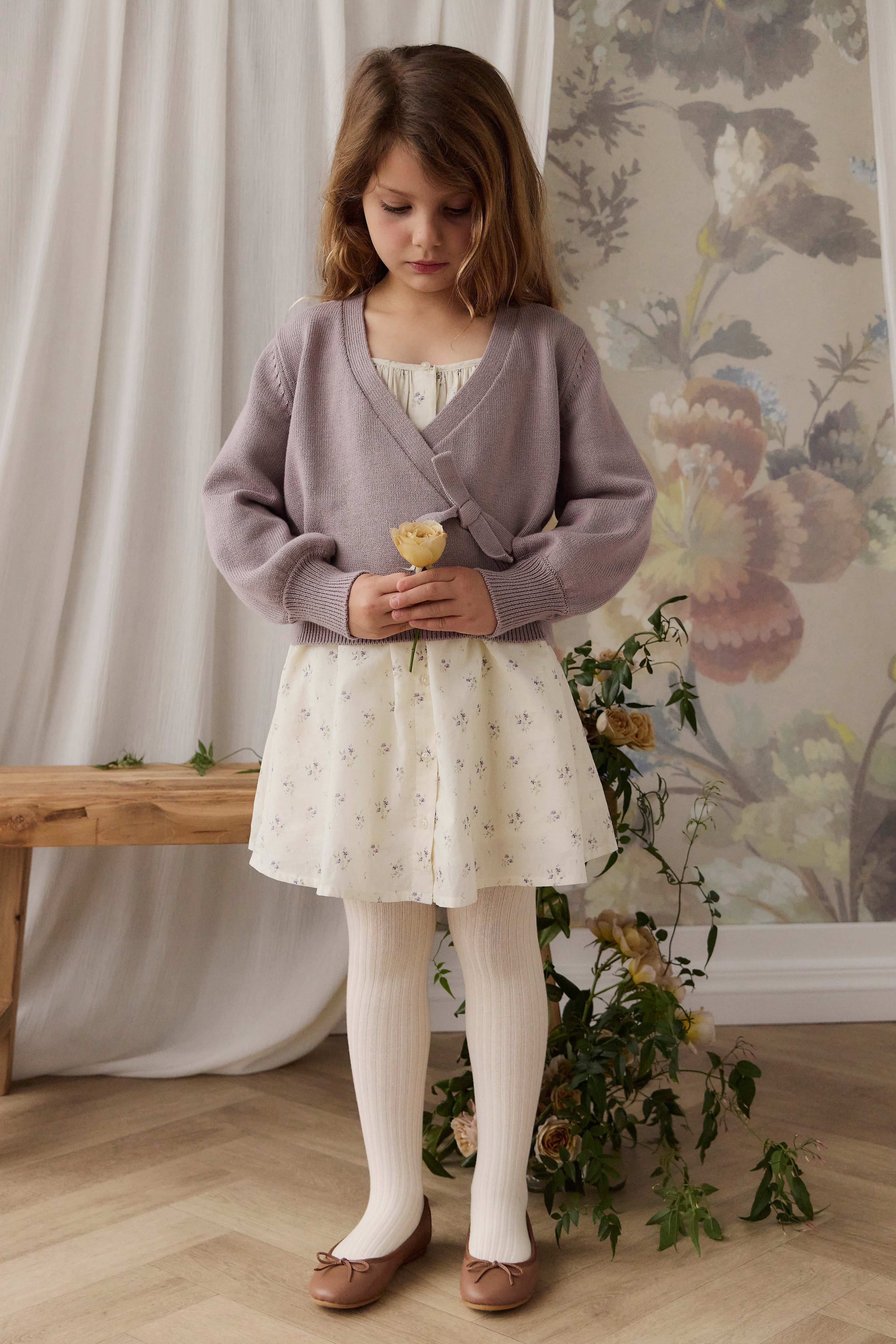 Robe à fines bretelles et jupe froncée en coton biologique imprimé floral « Crème de Jardin & Lavande » pour filles, idéale pour les sorties estivales (6M-10A)