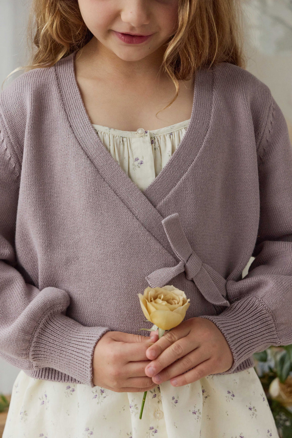 Robe à fines bretelles et jupe froncée en coton biologique imprimé floral « Crème de Jardin & Lavande » pour filles, idéale pour les sorties estivales (6M-10A)