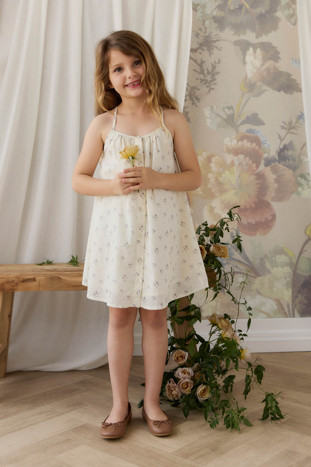 Robe à fines bretelles et jupe froncée en coton biologique imprimé floral « Crème de Jardin & Lavande » pour filles, idéale pour les sorties estivales (6M-10A)