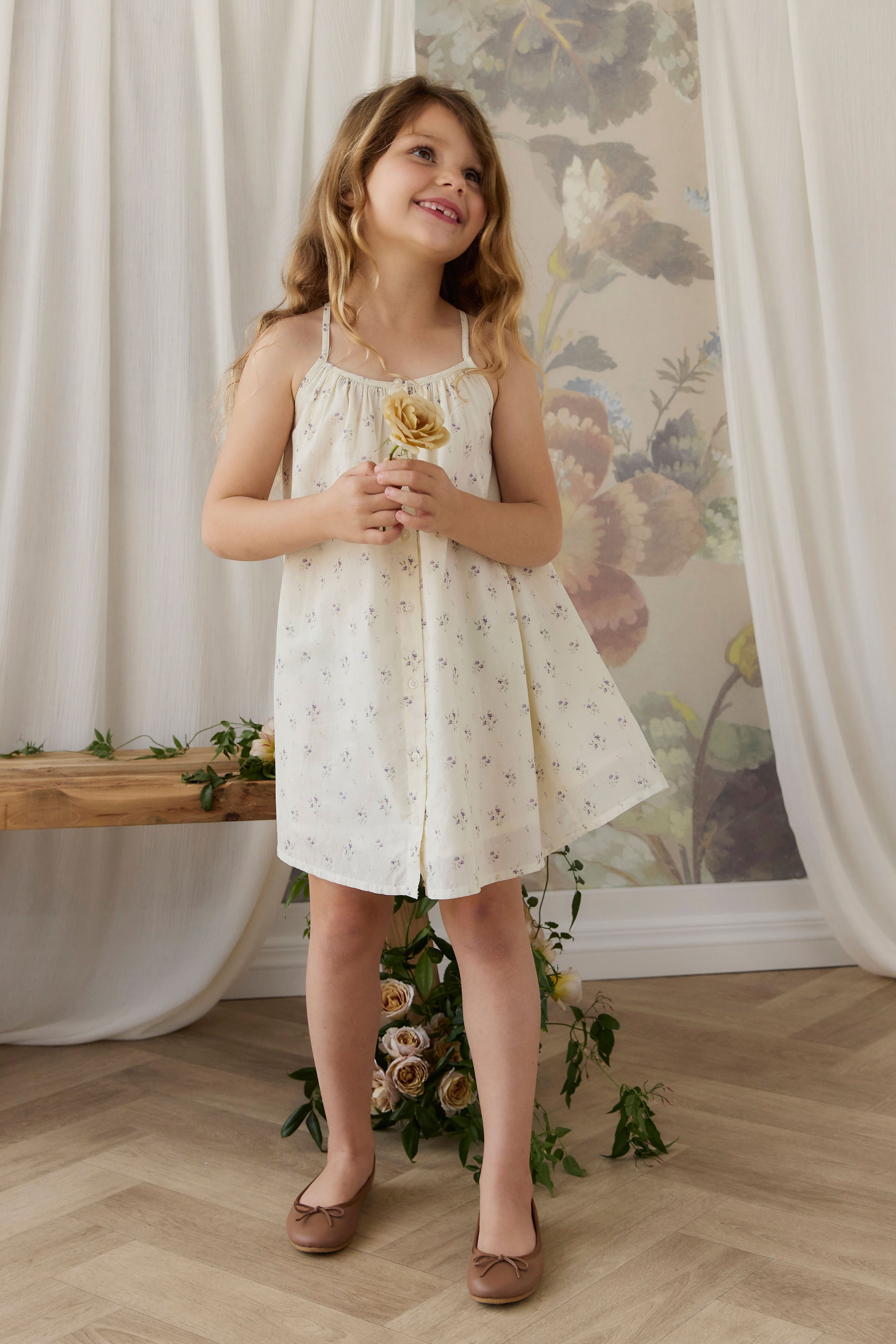 Robe à fines bretelles et jupe froncée en coton biologique imprimé floral « Crème de Jardin & Lavande » pour filles, idéale pour les sorties estivales (6M-10A)