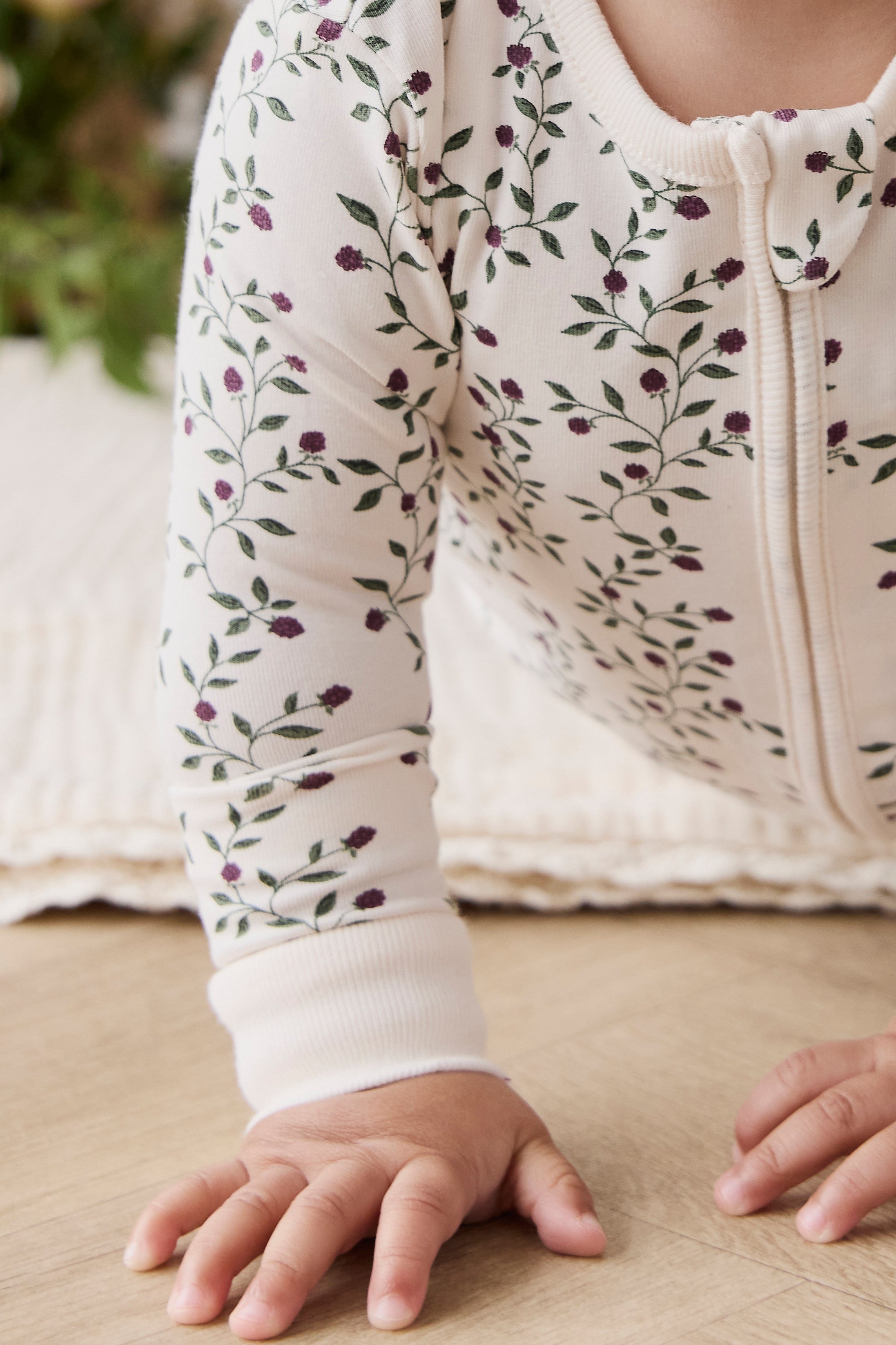 Combinaison Bébé en Coton Bio-Élasthanne Crème Botanique Mûrier Floral avec Zip Avant et Poignets Côtelés pour Dormir et Jouer (0-3A)