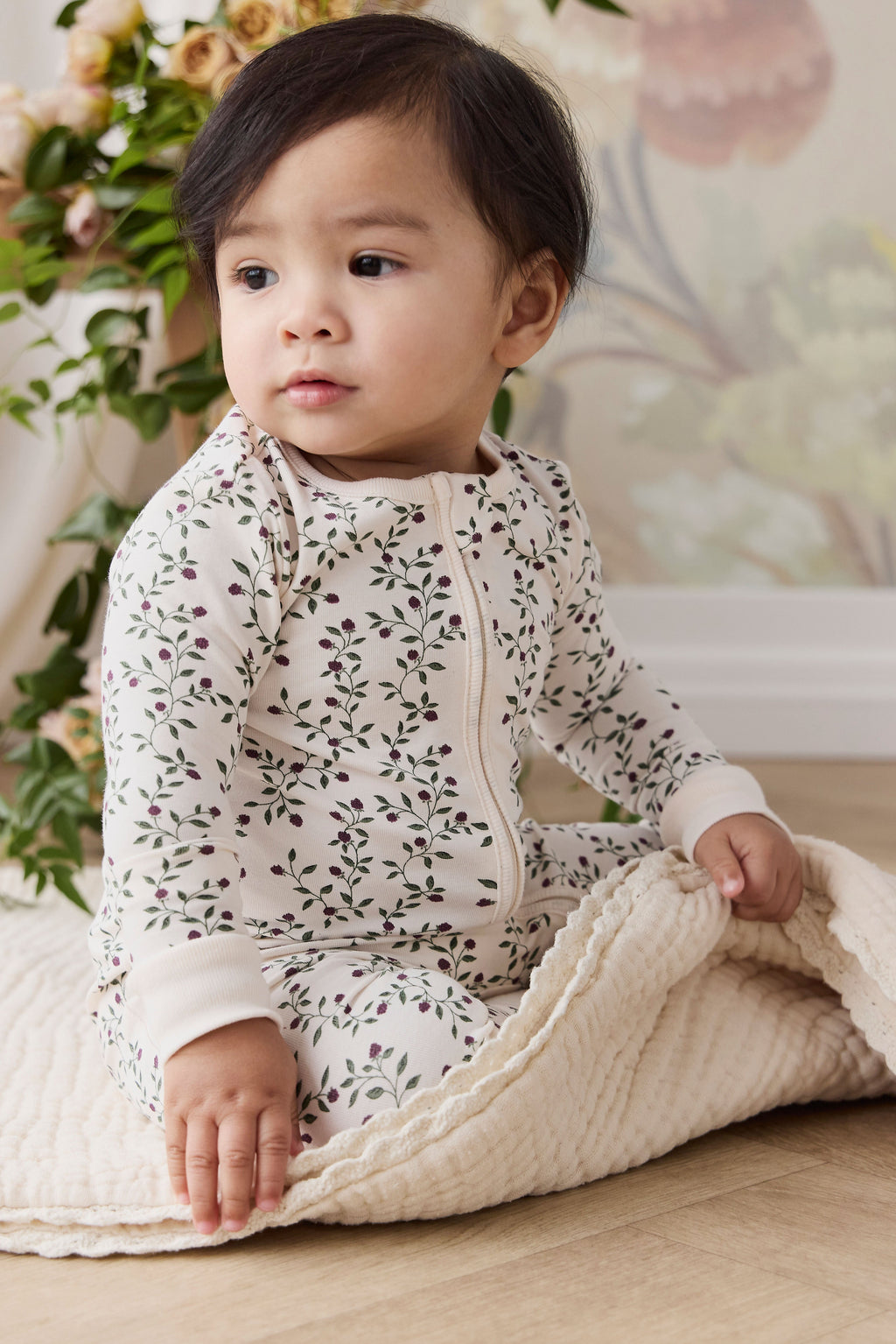Combinaison Bébé en Coton Bio-Élasthanne Crème Botanique Mûrier Floral avec Zip Avant et Poignets Côtelés pour Dormir et Jouer (0-3A)