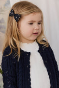 Chouchou en coton biologique à imprimé floral graphique minimaliste avec une coupe raffinée d'environ 8 cm de large pour les coiffures quotidiennes des filles