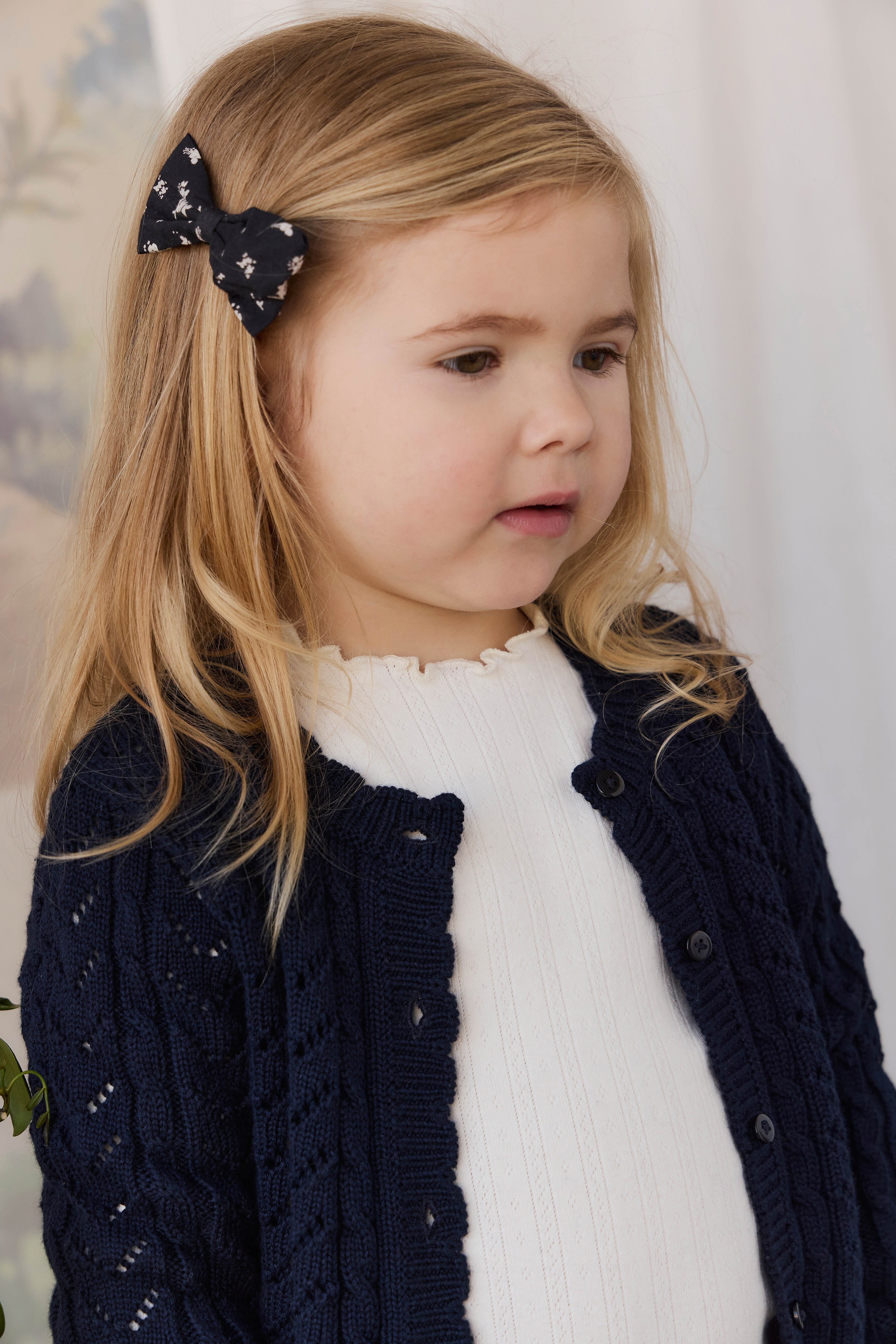 Chouchou en coton biologique à imprimé floral graphique minimaliste avec une coupe raffinée d'environ 8 cm de large pour les coiffures quotidiennes des filles