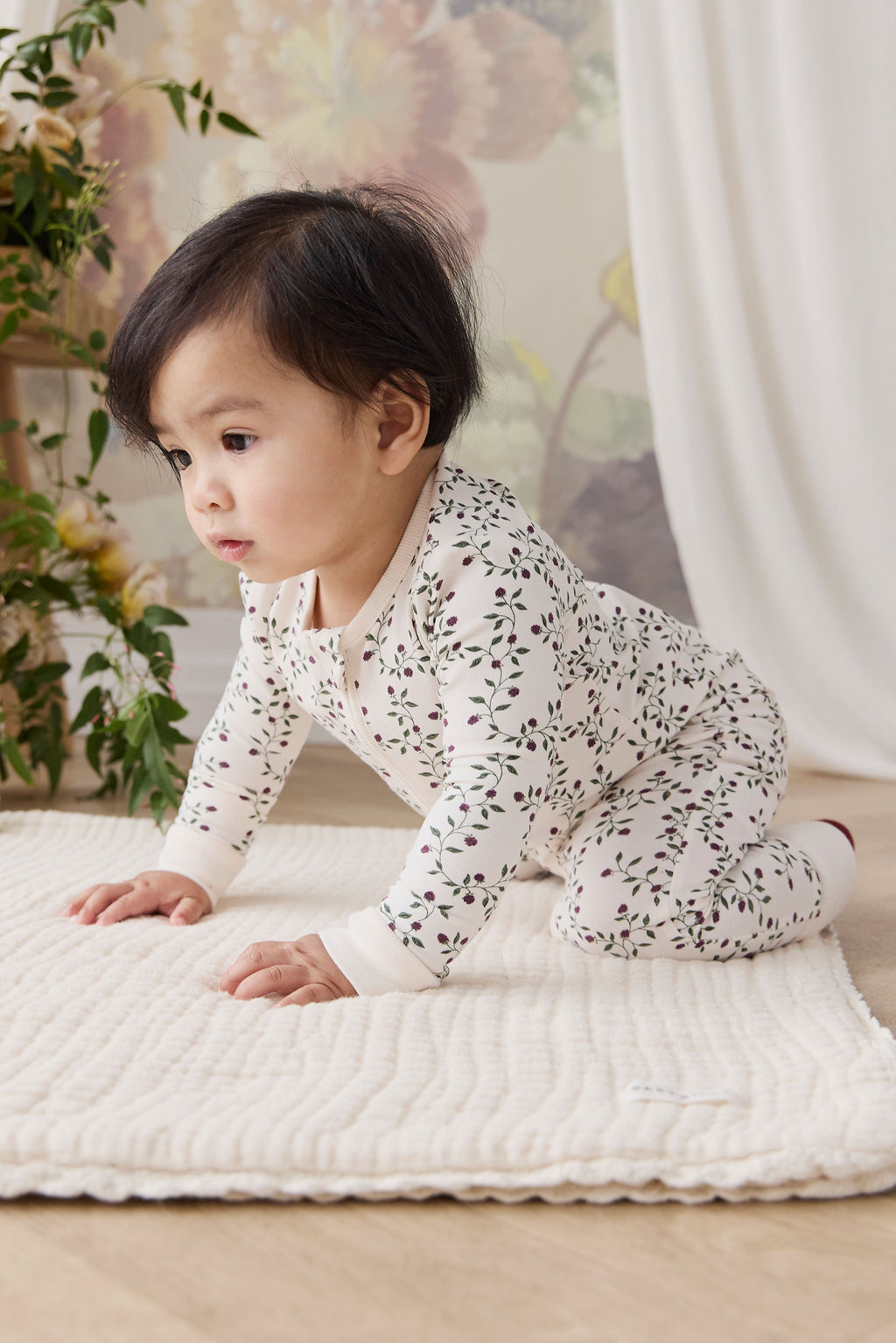 Combinaison Bébé en Coton Bio-Élasthanne Crème Botanique Mûrier Floral avec Zip Avant et Poignets Côtelés pour Dormir et Jouer (0-3A)