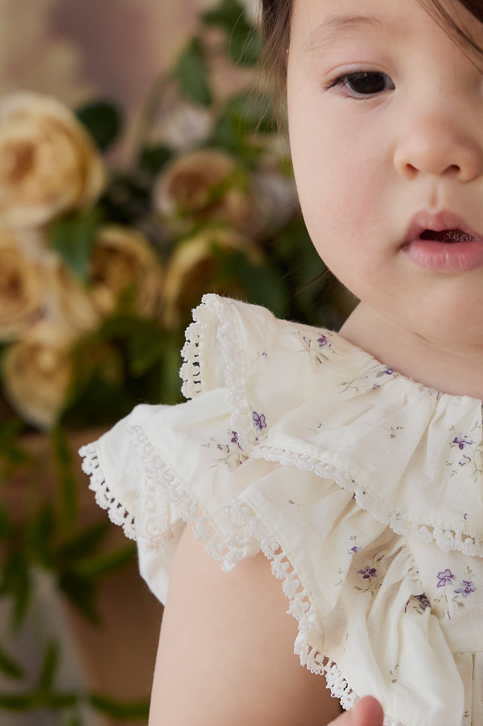 Blouse Fille en Coton Bio Crème et Imprimé Floral Lavande avec Col Volanté et Manches Papillon pour les Sorties Printanières-Estivales (0-10 ans)