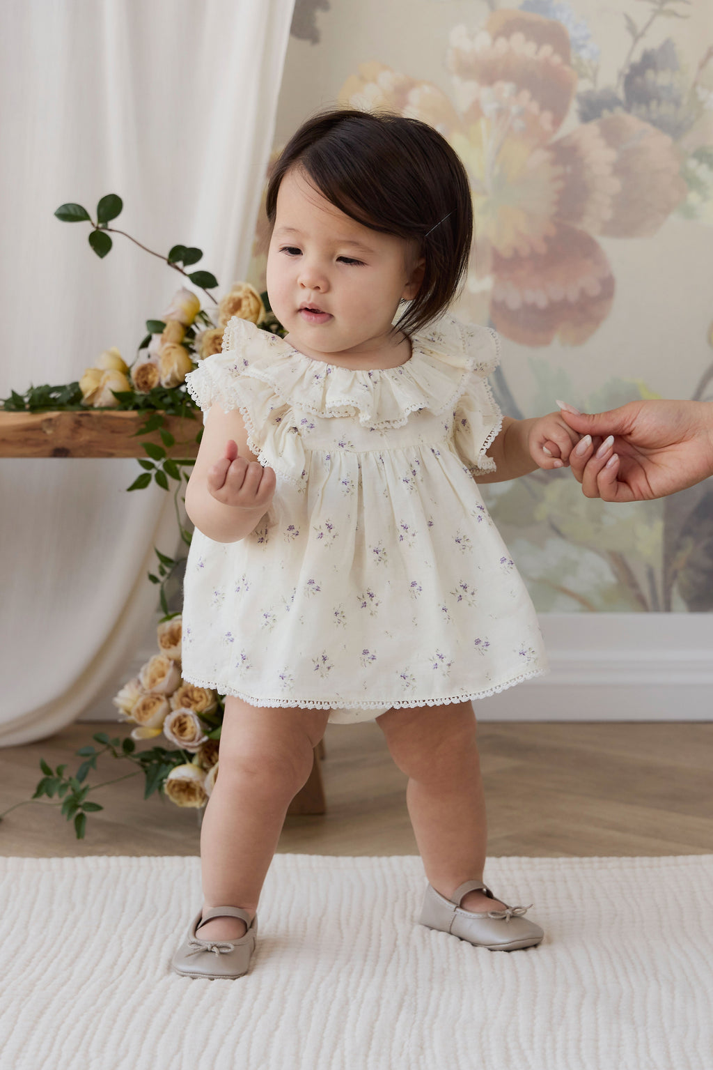 Blouse Fille en Coton Bio Crème et Imprimé Floral Lavande avec Col Volanté et Manches Papillon pour les Sorties Printanières-Estivales (0-10 ans)