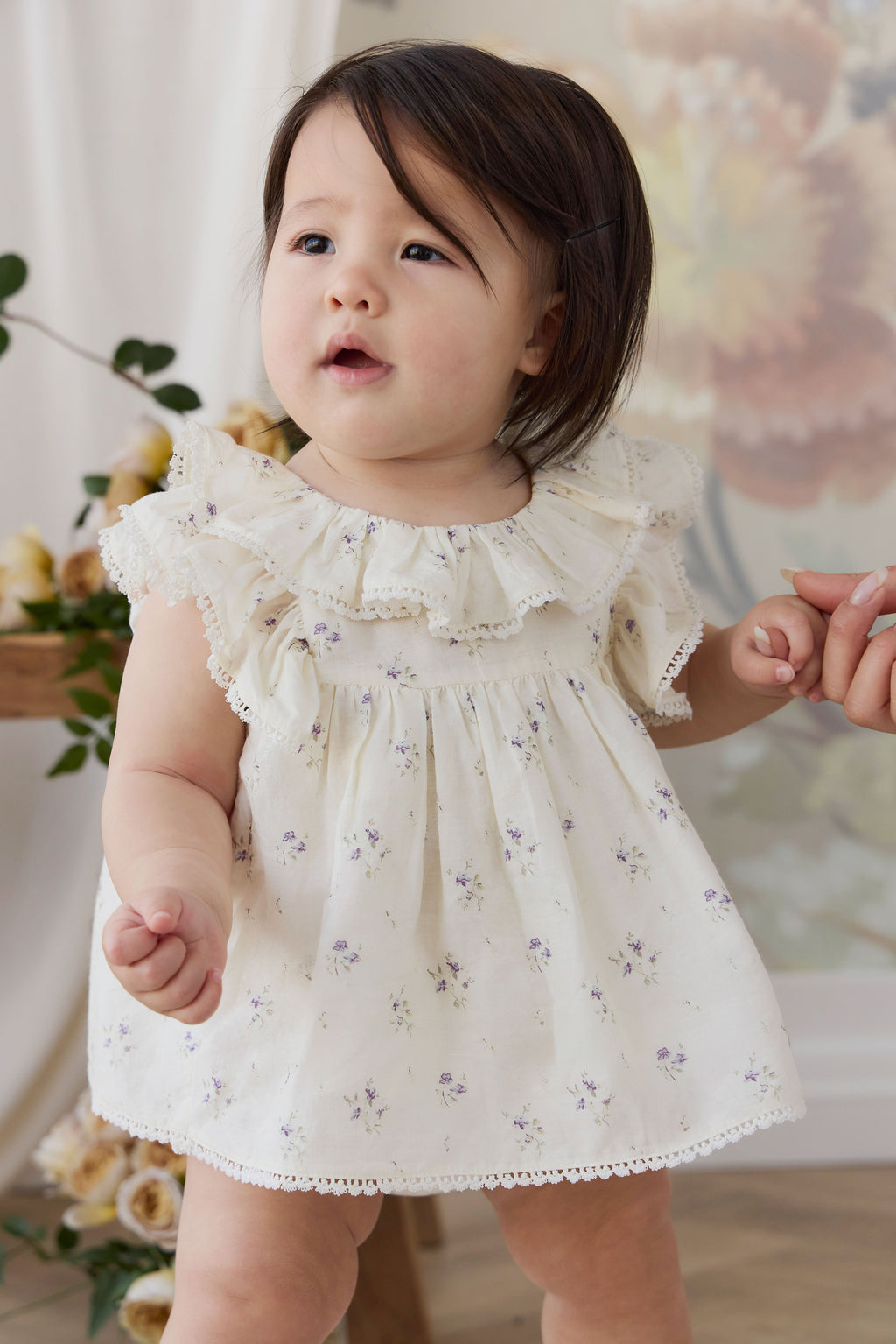Blouse Fille en Coton Bio Crème et Imprimé Floral Lavande avec Col Volanté et Manches Papillon pour les Sorties Printanières-Estivales (0-10 ans)