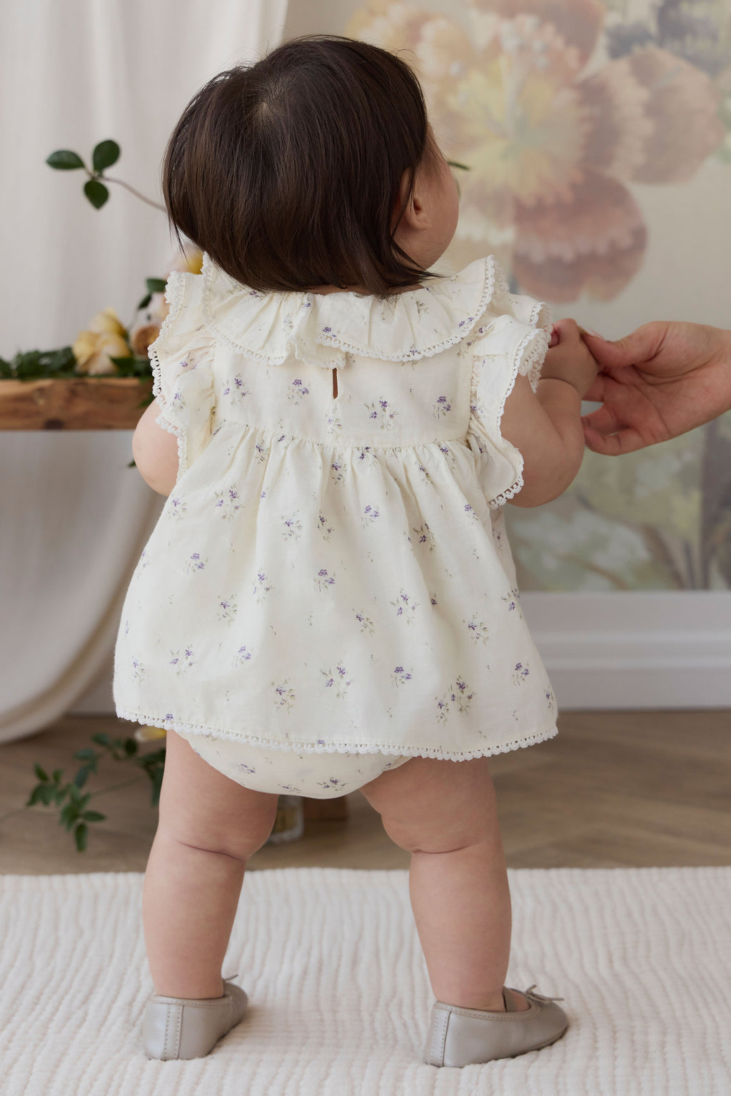 Blouse Fille en Coton Bio Crème et Imprimé Floral Lavande avec Col Volanté et Manches Papillon pour les Sorties Printanières-Estivales (0-10 ans)