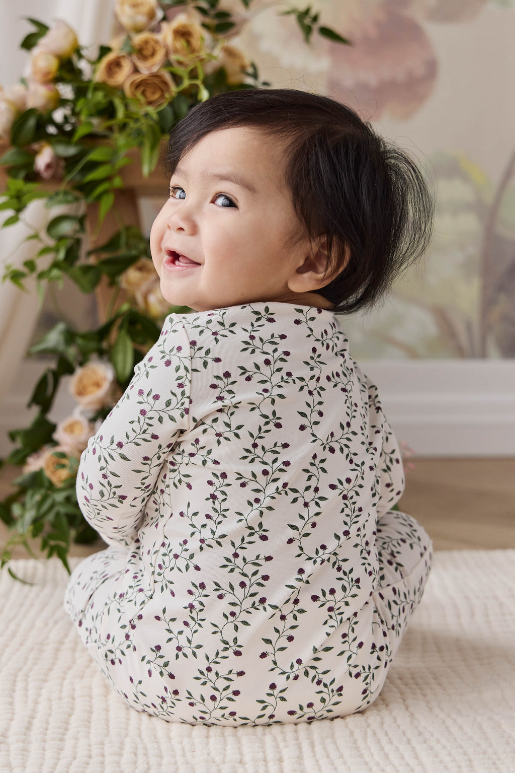 Combinaison Bébé en Coton Bio-Élasthanne Crème Botanique Mûrier Floral avec Zip Avant et Poignets Côtelés pour Dormir et Jouer (0-3A)