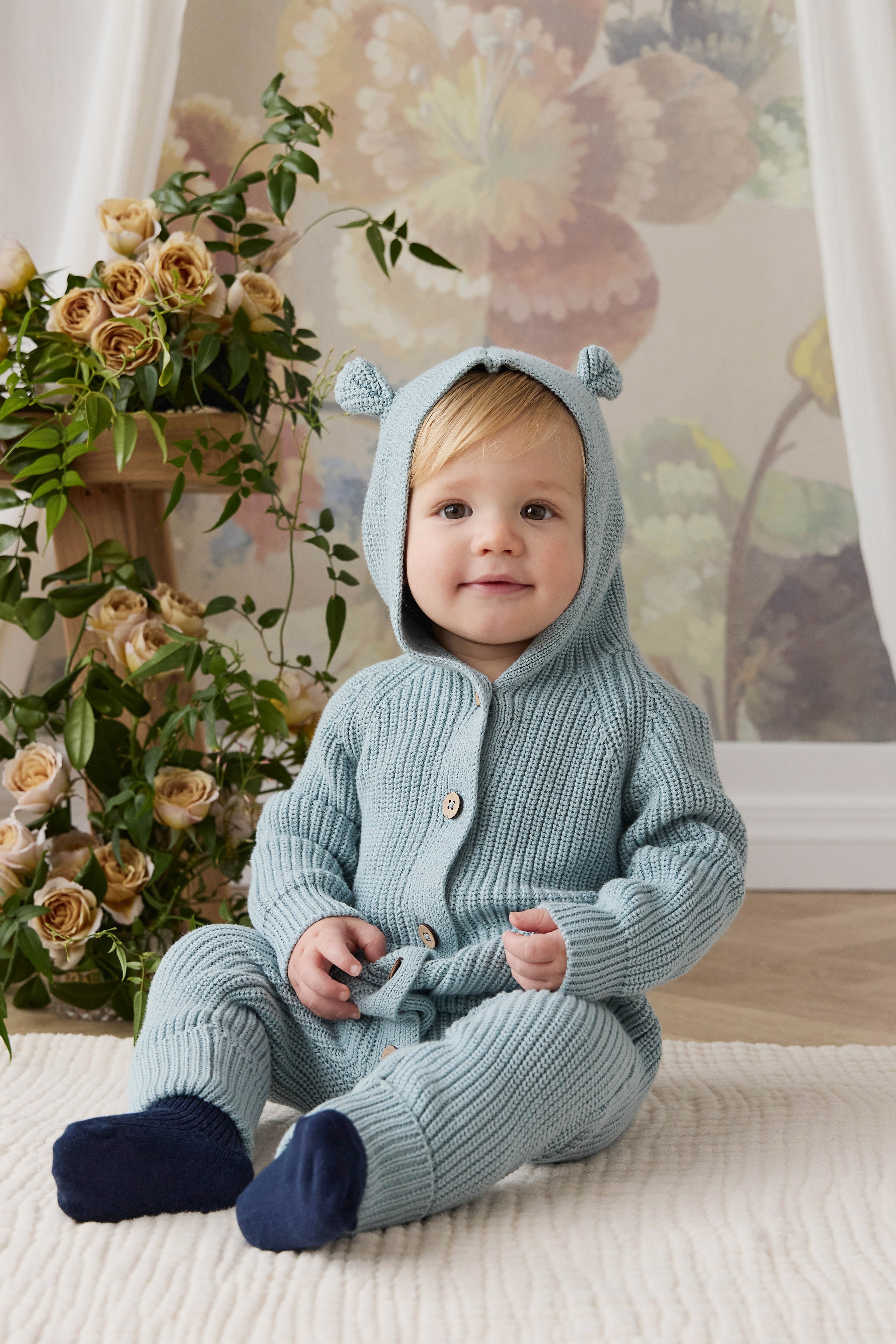 Grenouillère en tricot de coton bleu clair ludique avec capuche oreilles d'ours, boutons sur le devant et poches avant pour bébé automne-hiver (0-3 ans)