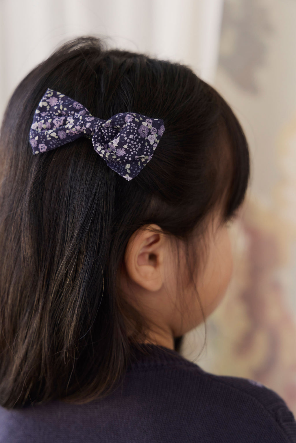 Chouchou en coton biologique à imprimé floral violet profond romantique, d'environ 8 cm de large, coupe raffinée pour le coiffage quotidien des filles