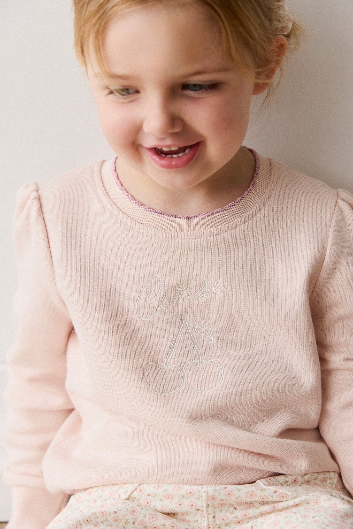 Sweat-shirt décontracté en coton-élasthanne biologique uni Morganite Cerise, doux et respirant pour le confort des filles au quotidien (6 mois-10 ans)