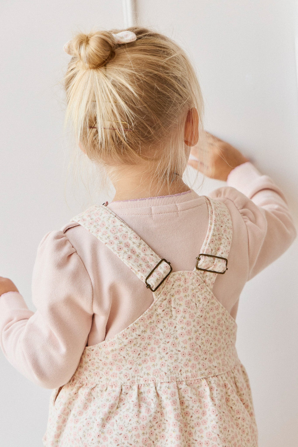 Sweat-shirt décontracté en coton-élasthanne biologique uni Morganite Cerise, doux et respirant pour le confort des filles au quotidien (6 mois-10 ans)