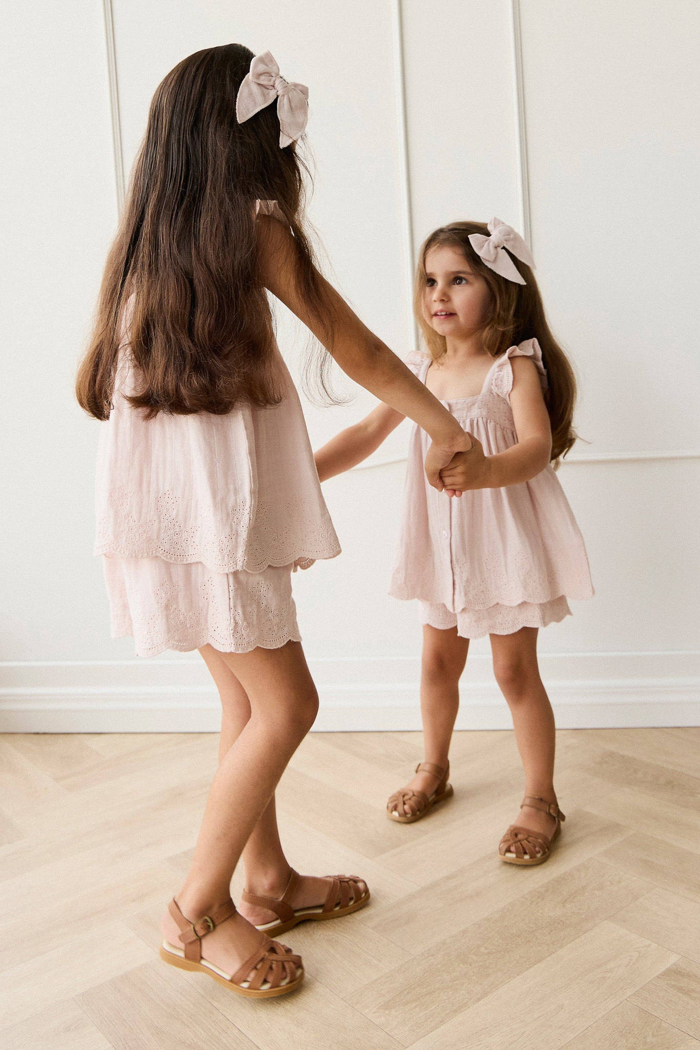 Short en mousseline de coton biologique uni lilas clair, frais, léger et respirant pour bébés (6 mois–8 ans), idéal pour l'été