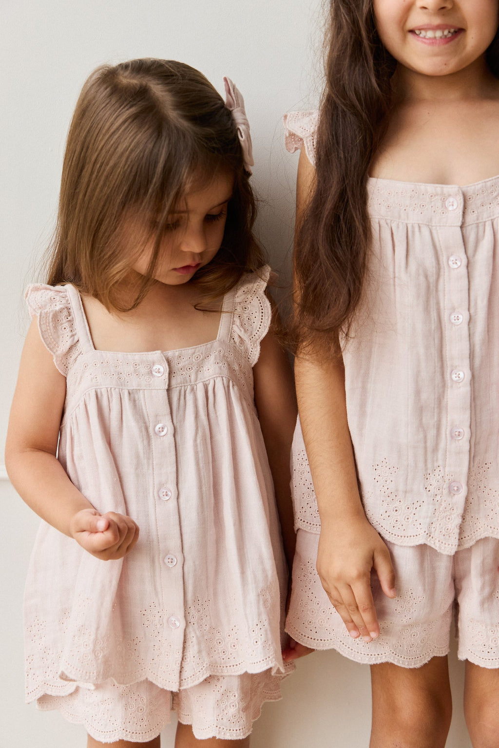 Short en mousseline de coton biologique uni lilas clair, frais, léger et respirant pour bébés (6 mois–8 ans), idéal pour l'été